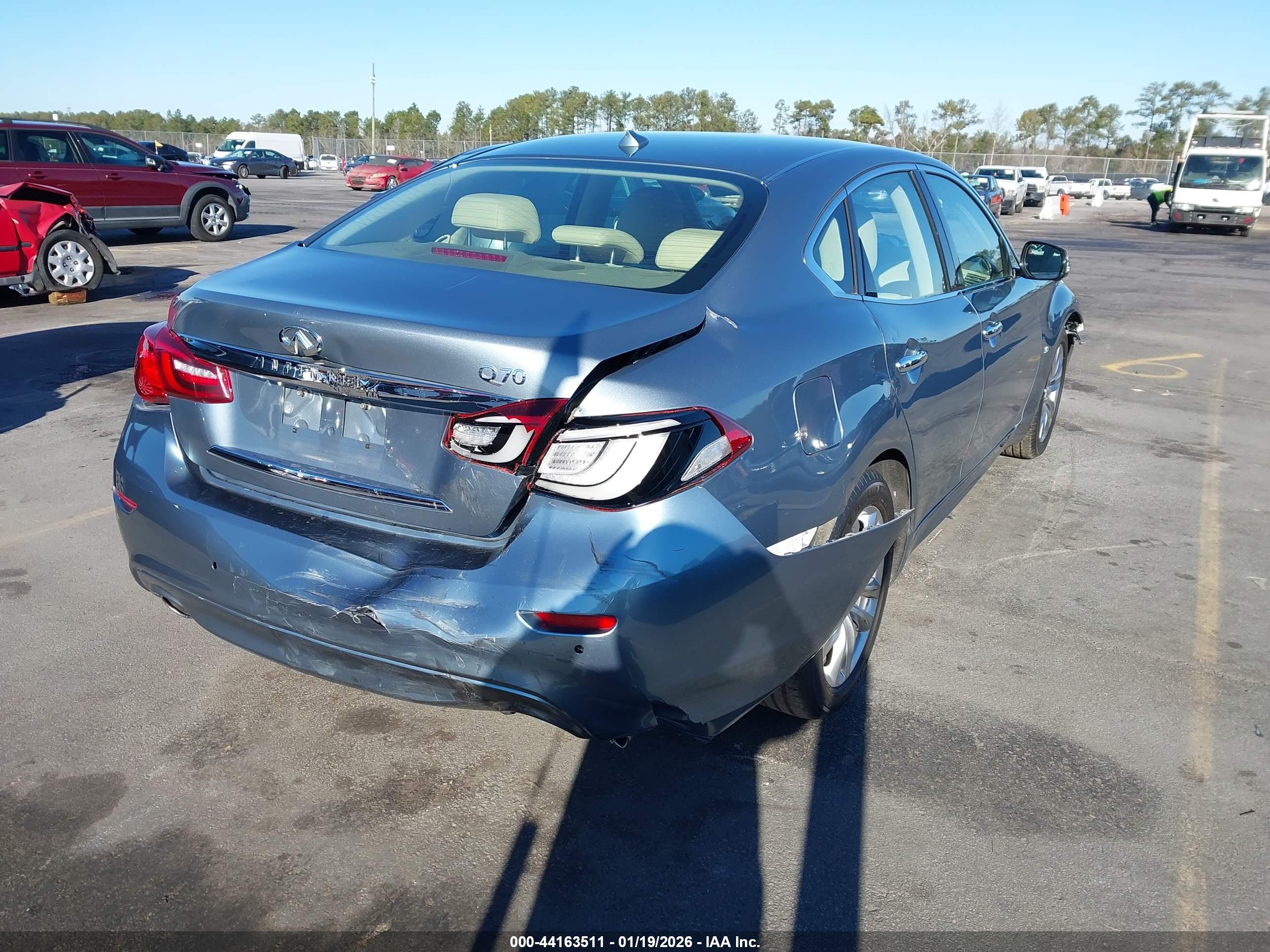 INFINITI Q70 image 4
