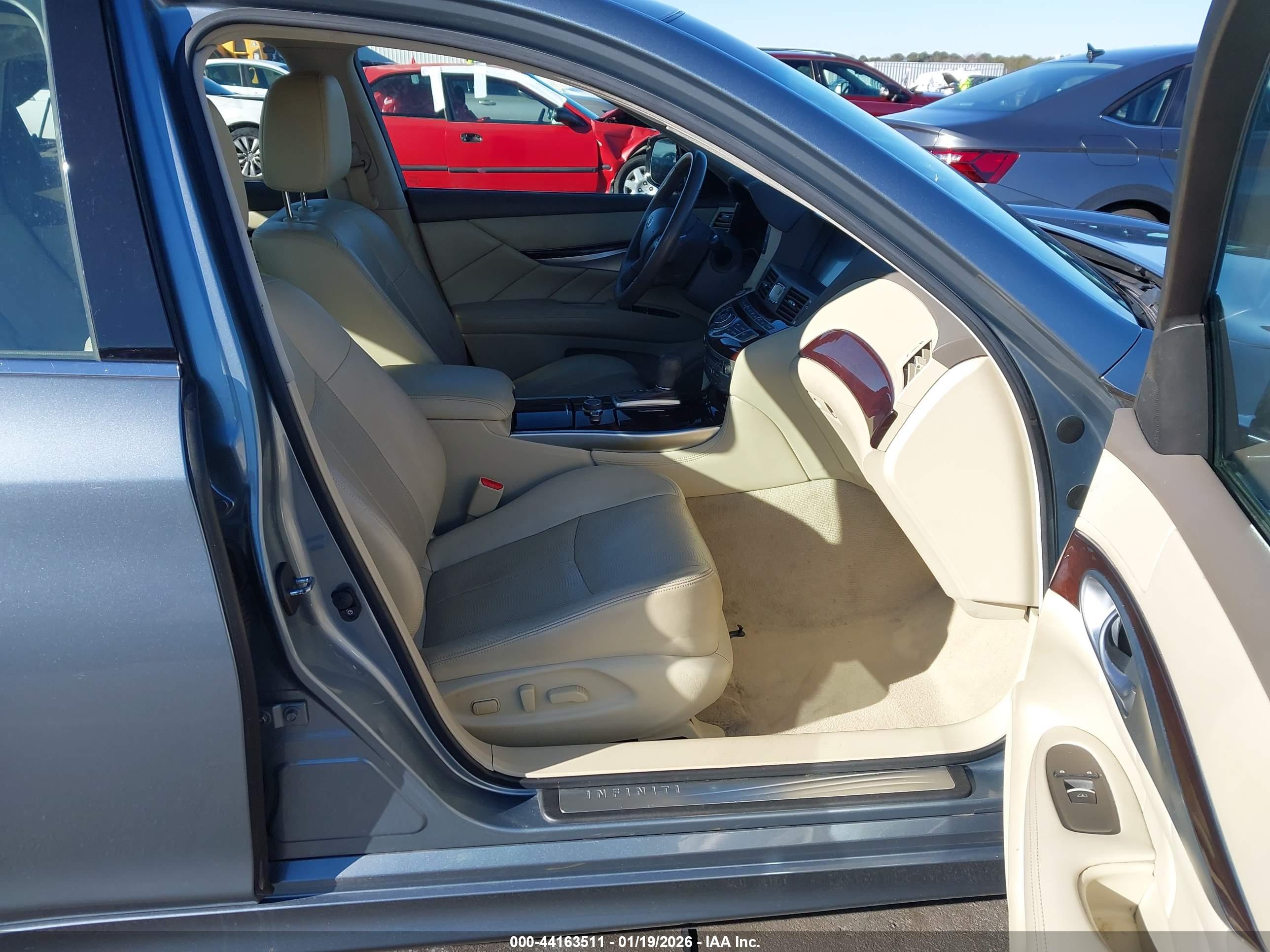 INFINITI Q70 image 5