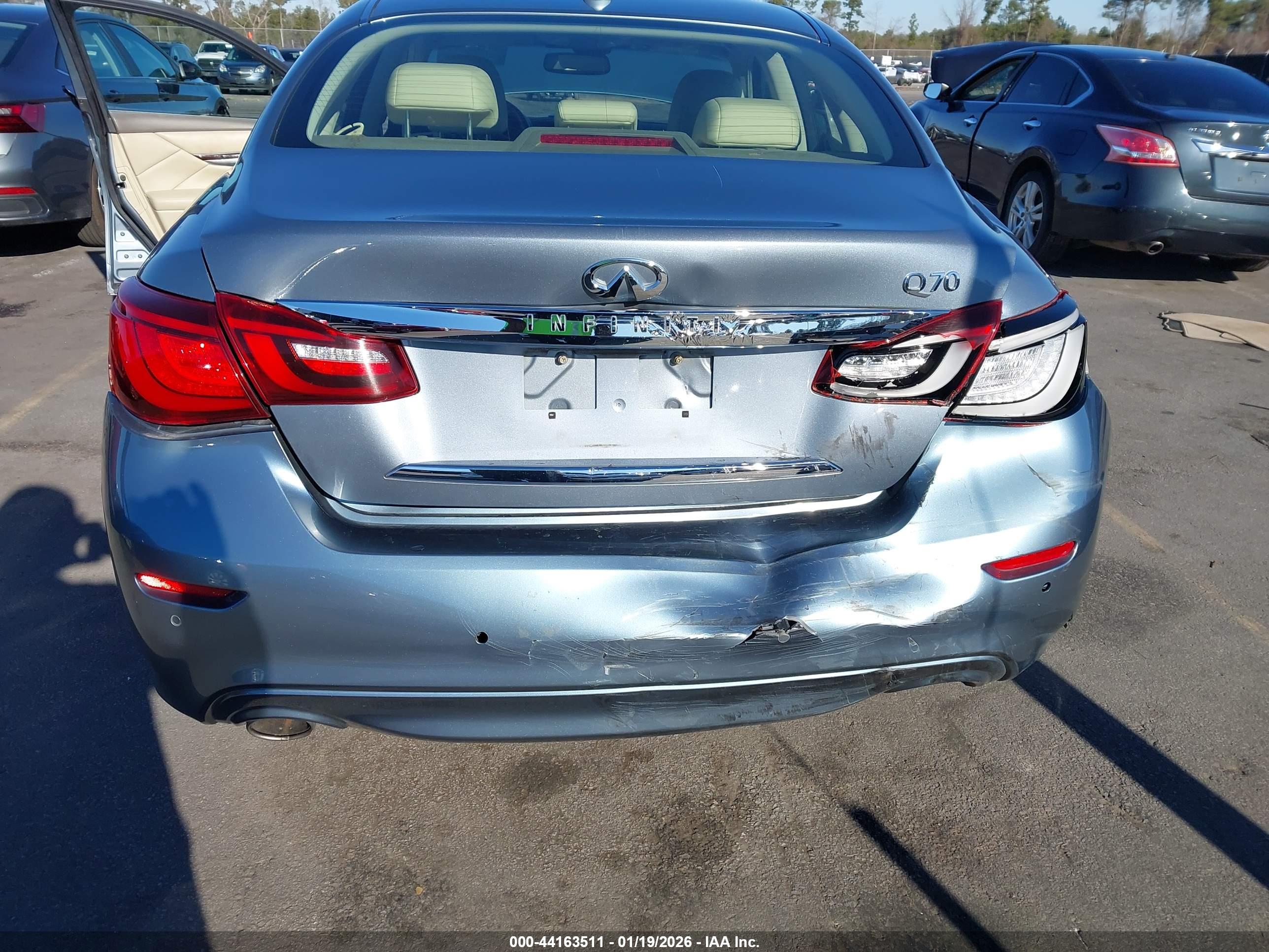 INFINITI Q70 image 6