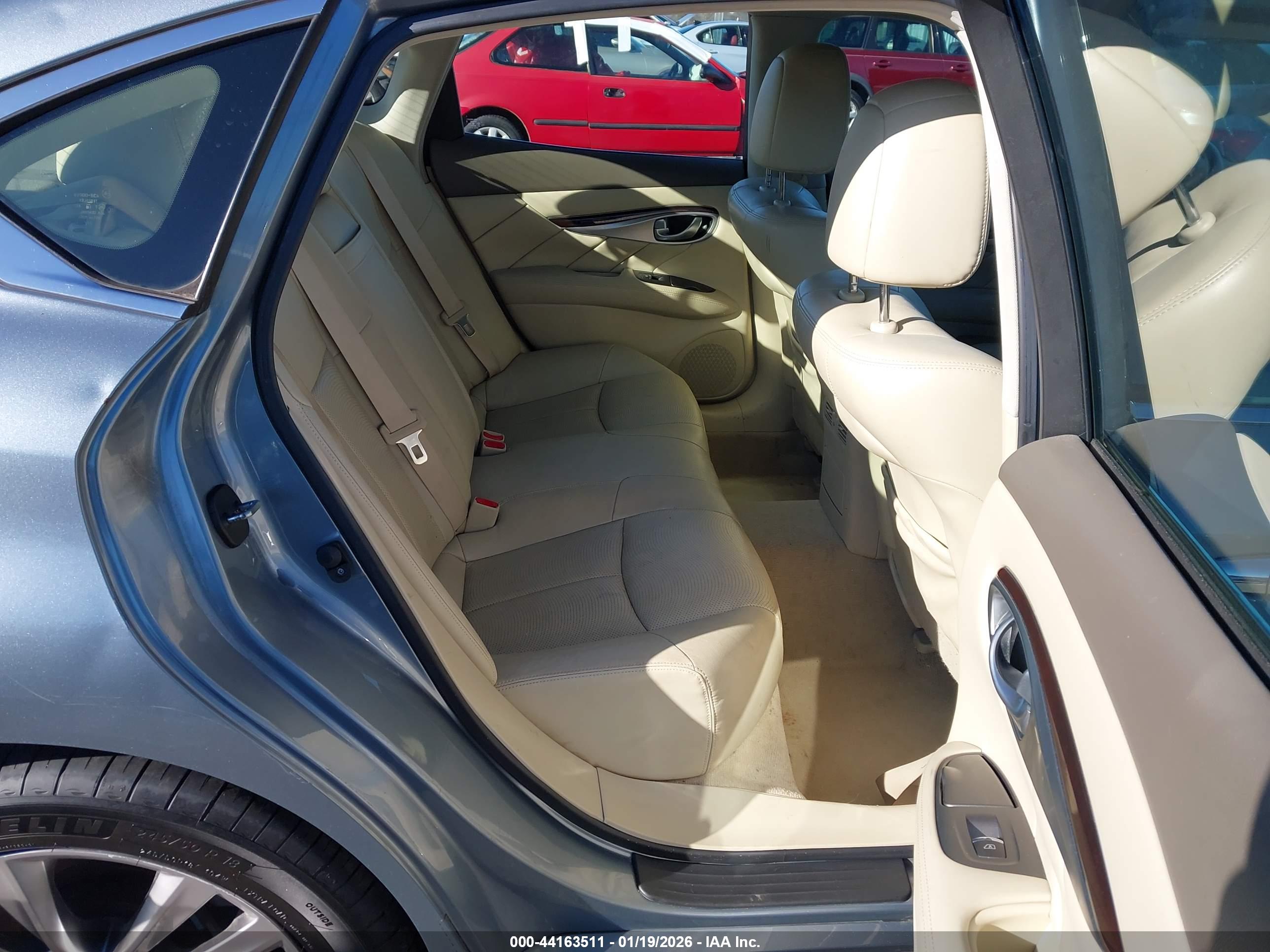 INFINITI Q70 image 8