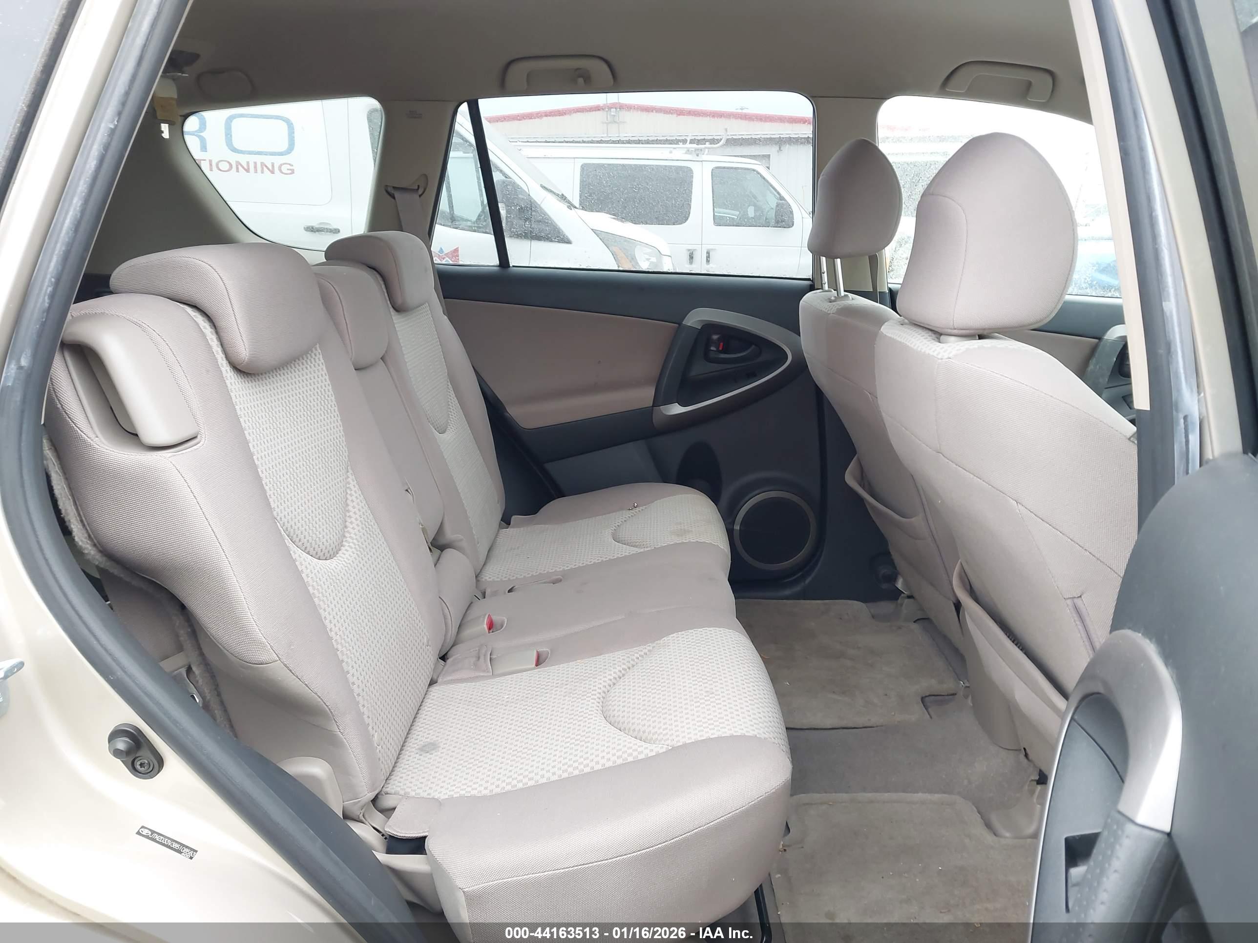TOYOTA RAV4 image 8