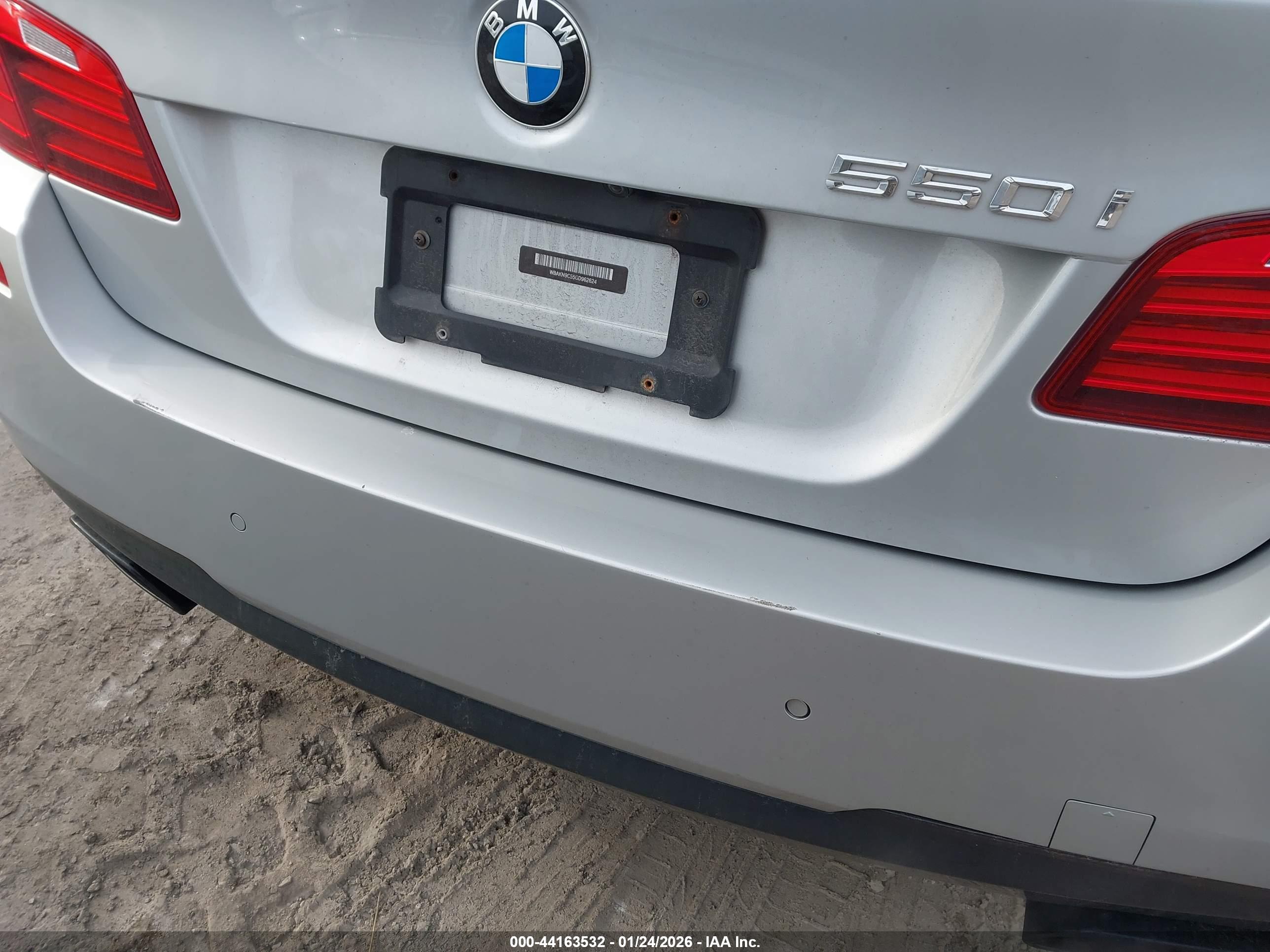 BMW 550I image 6