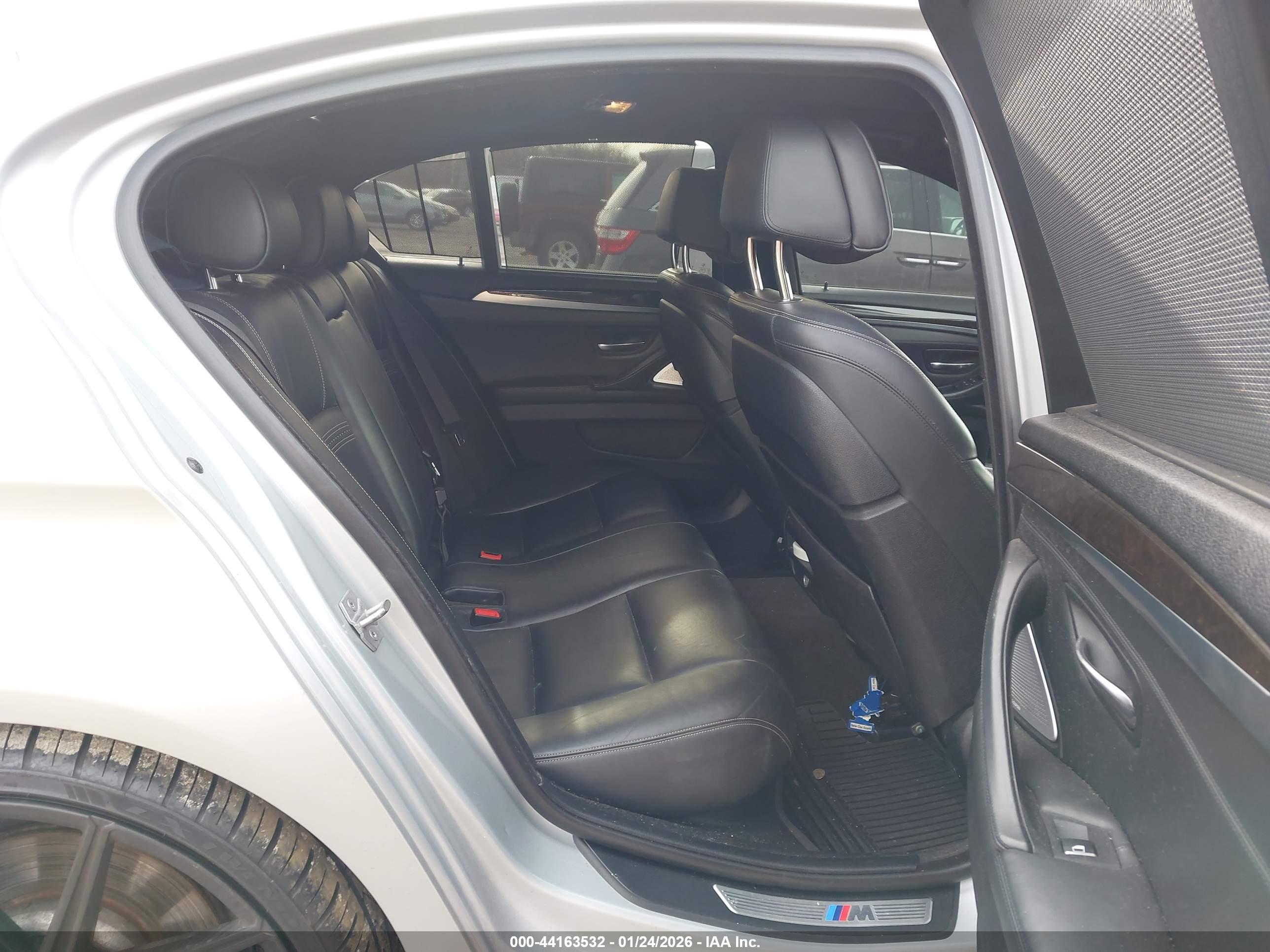 BMW 550I image 8