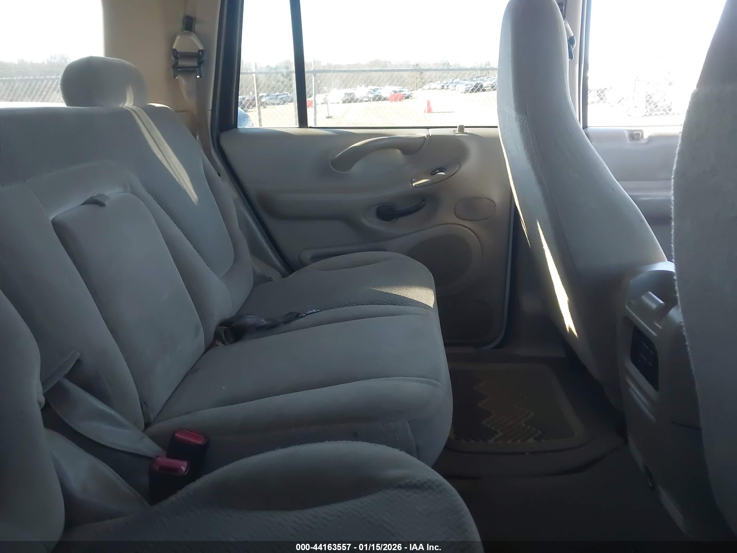 FORD EXPEDITION image 8