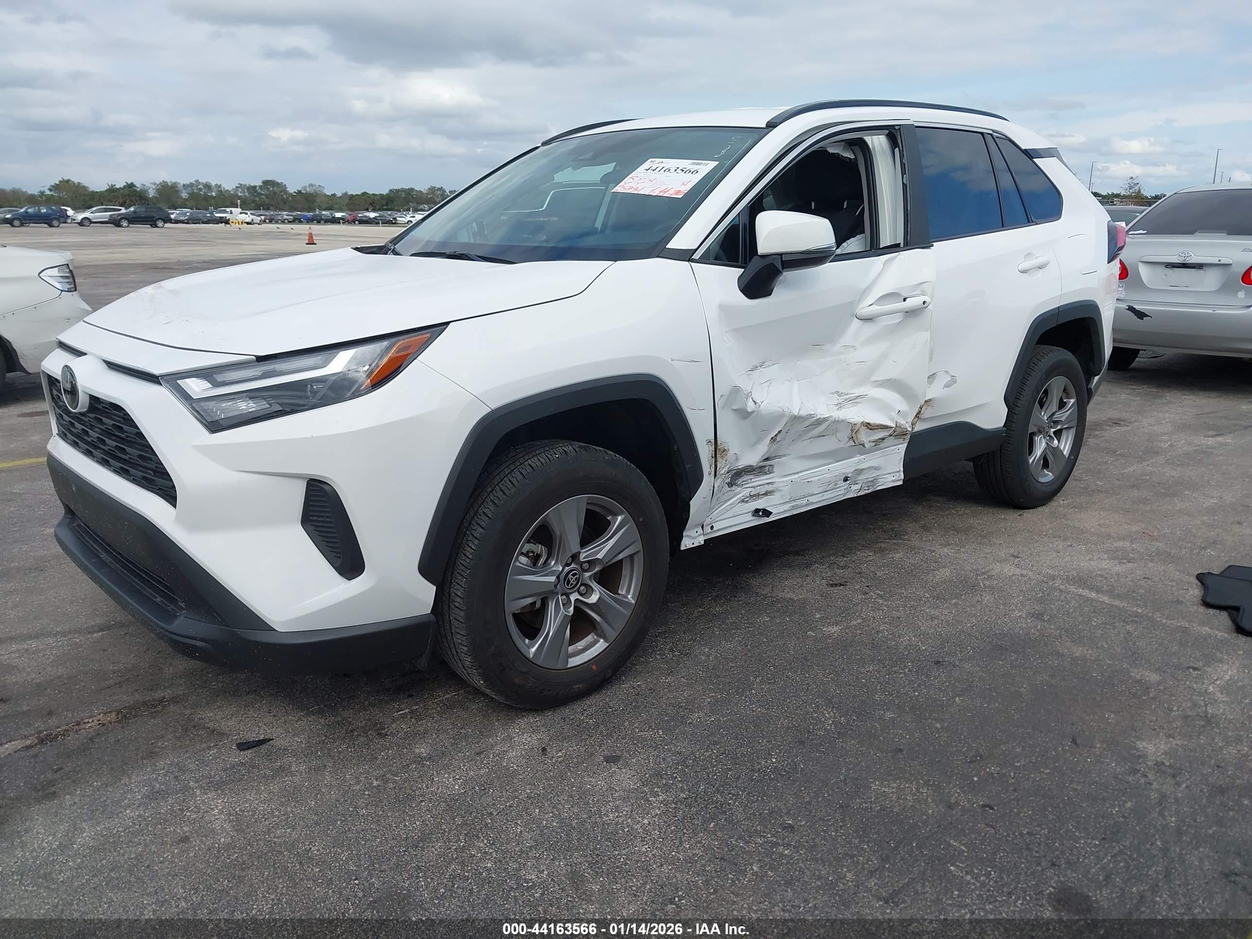 TOYOTA RAV4 image 2