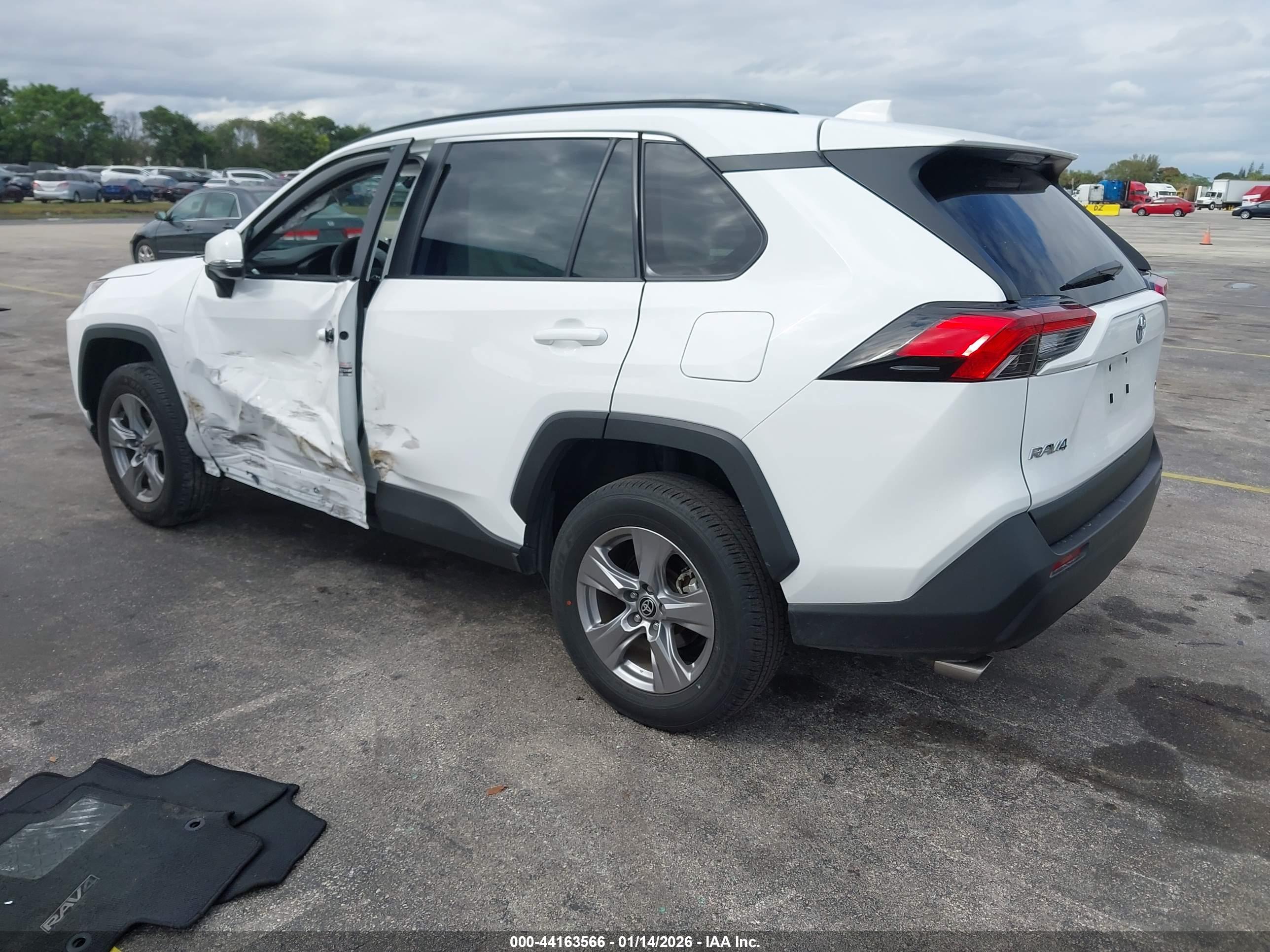 TOYOTA RAV4 image 3
