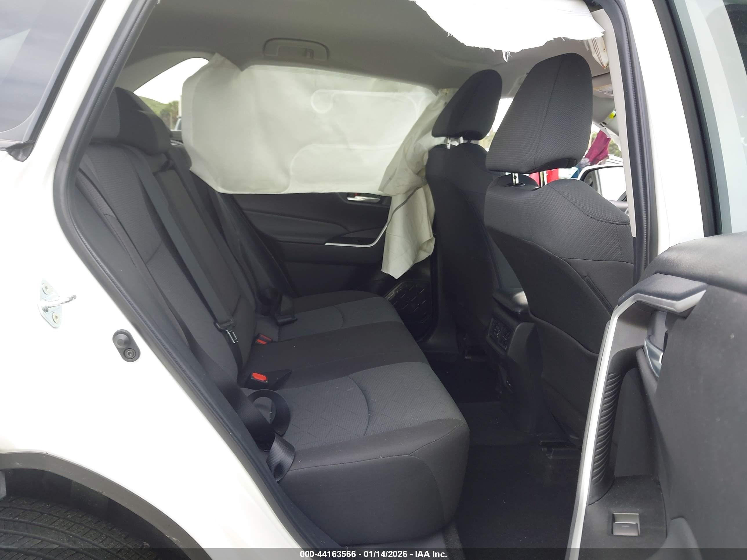 TOYOTA RAV4 image 8