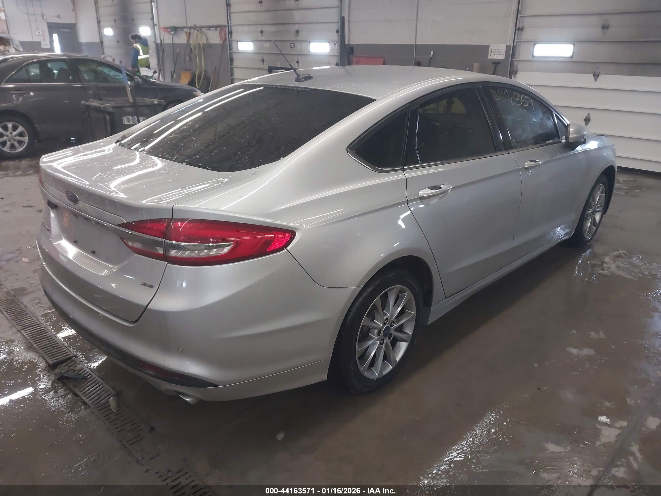 FORD FUSION image 4