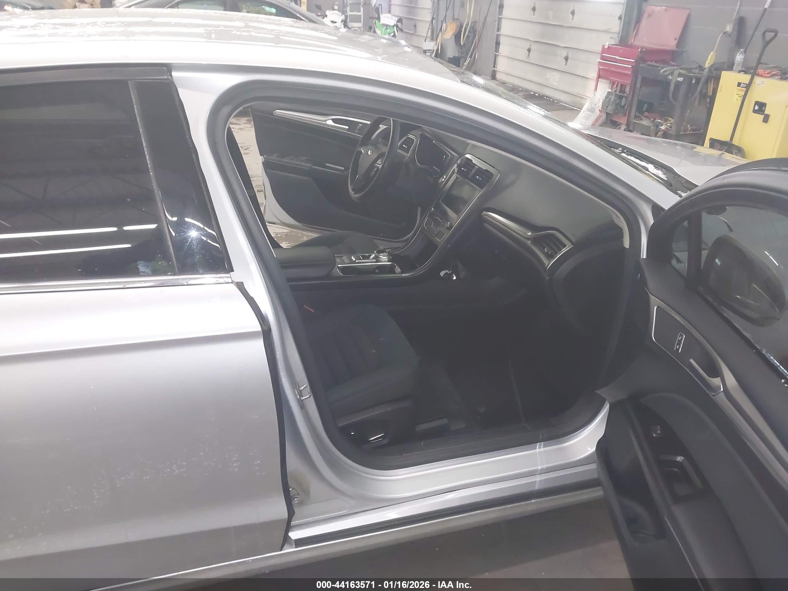 FORD FUSION image 5