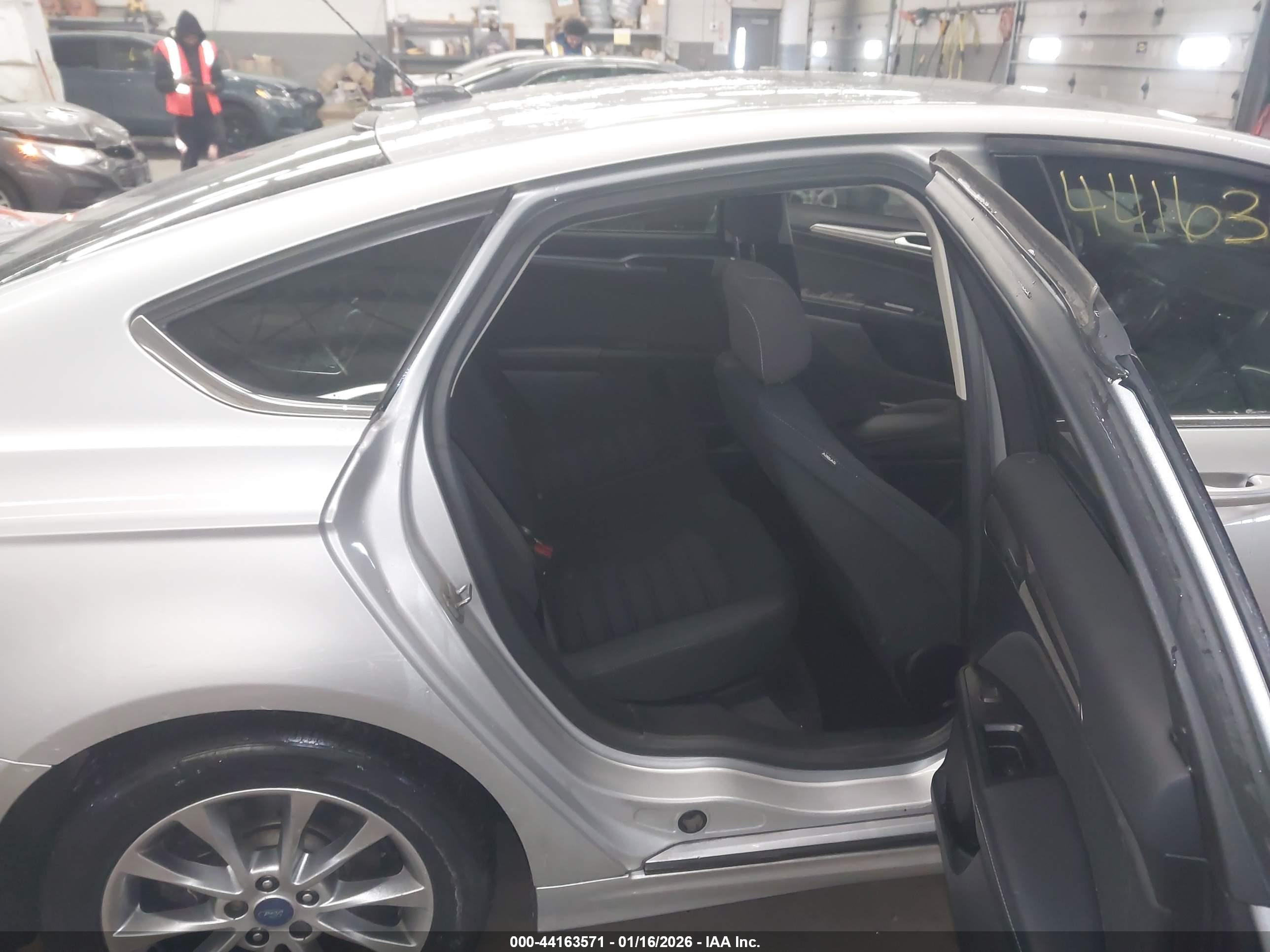 FORD FUSION image 8