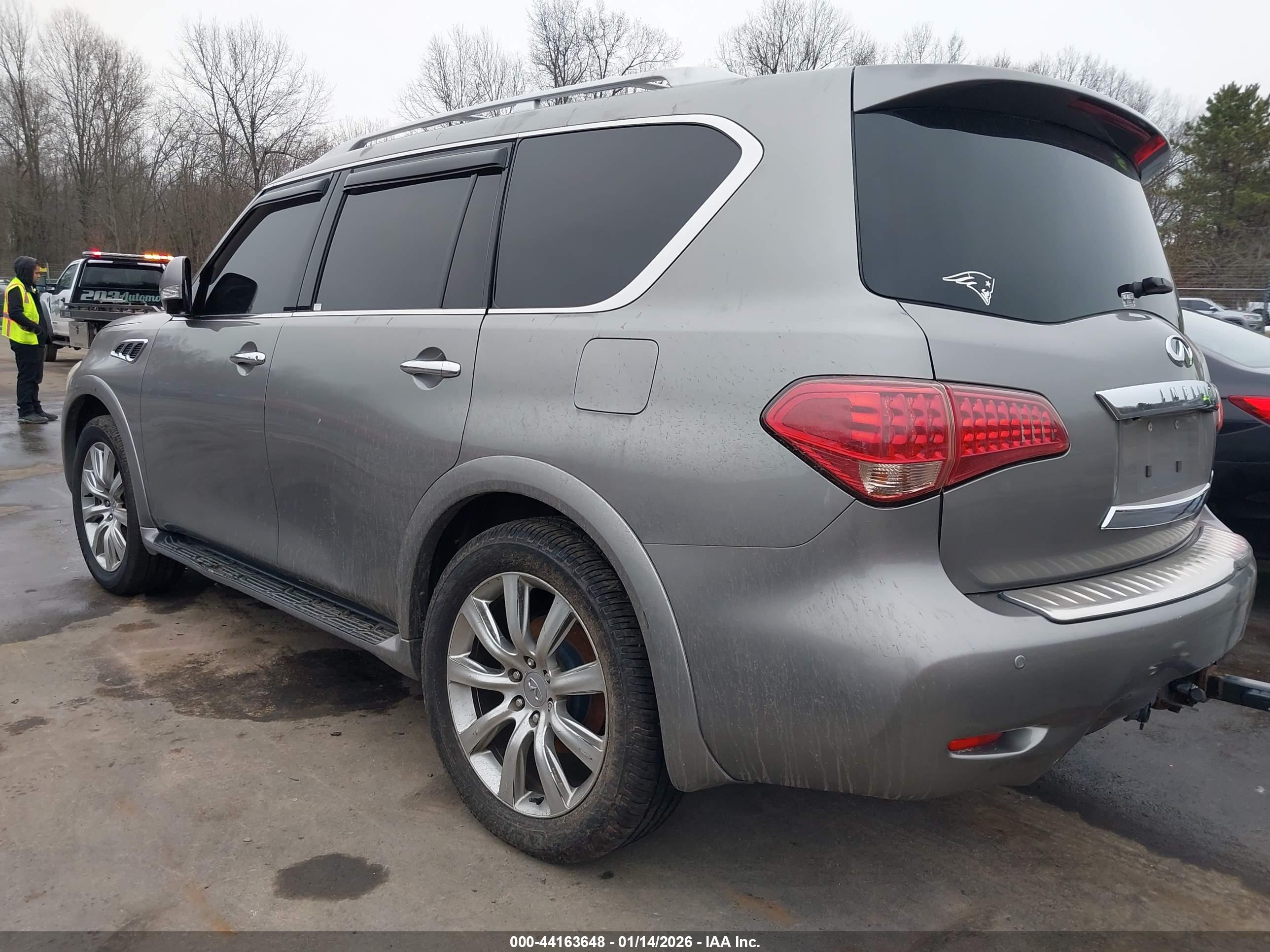 INFINITI QX56 image 3