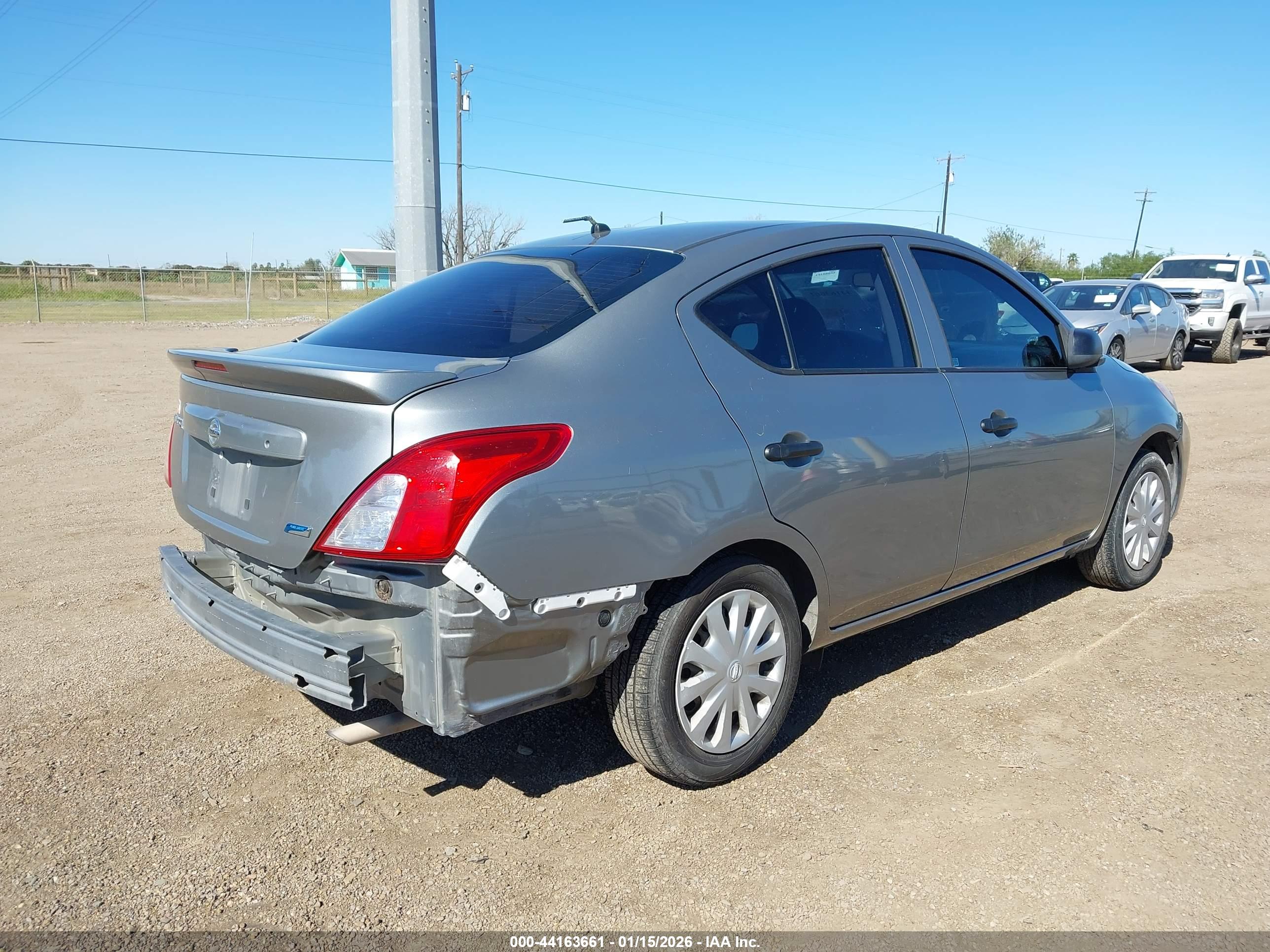 NISSAN VERSA image 4