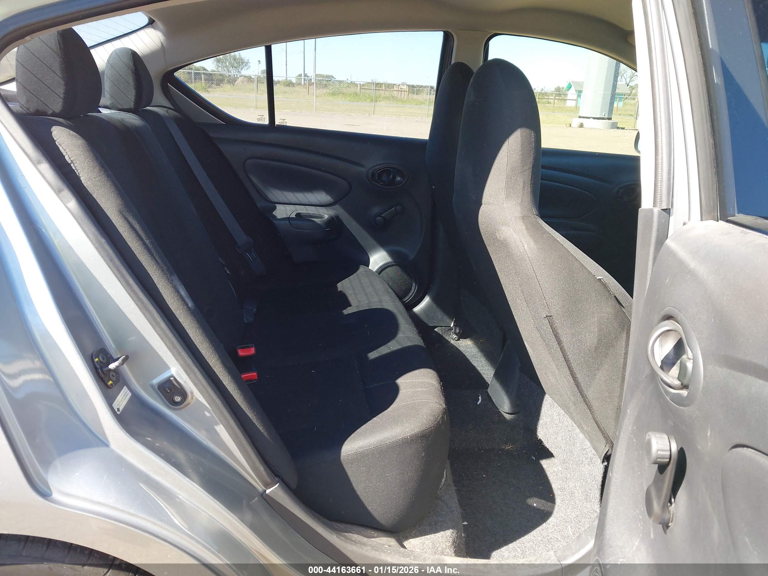 NISSAN VERSA image 8