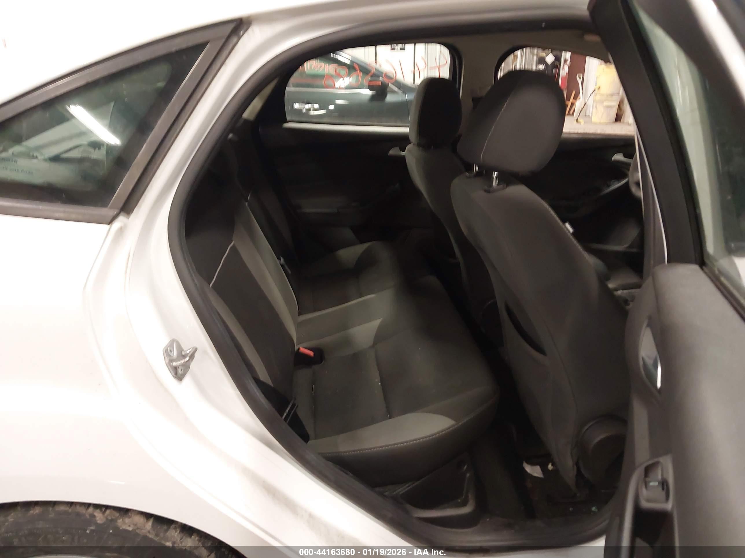 FORD FOCUS image 8