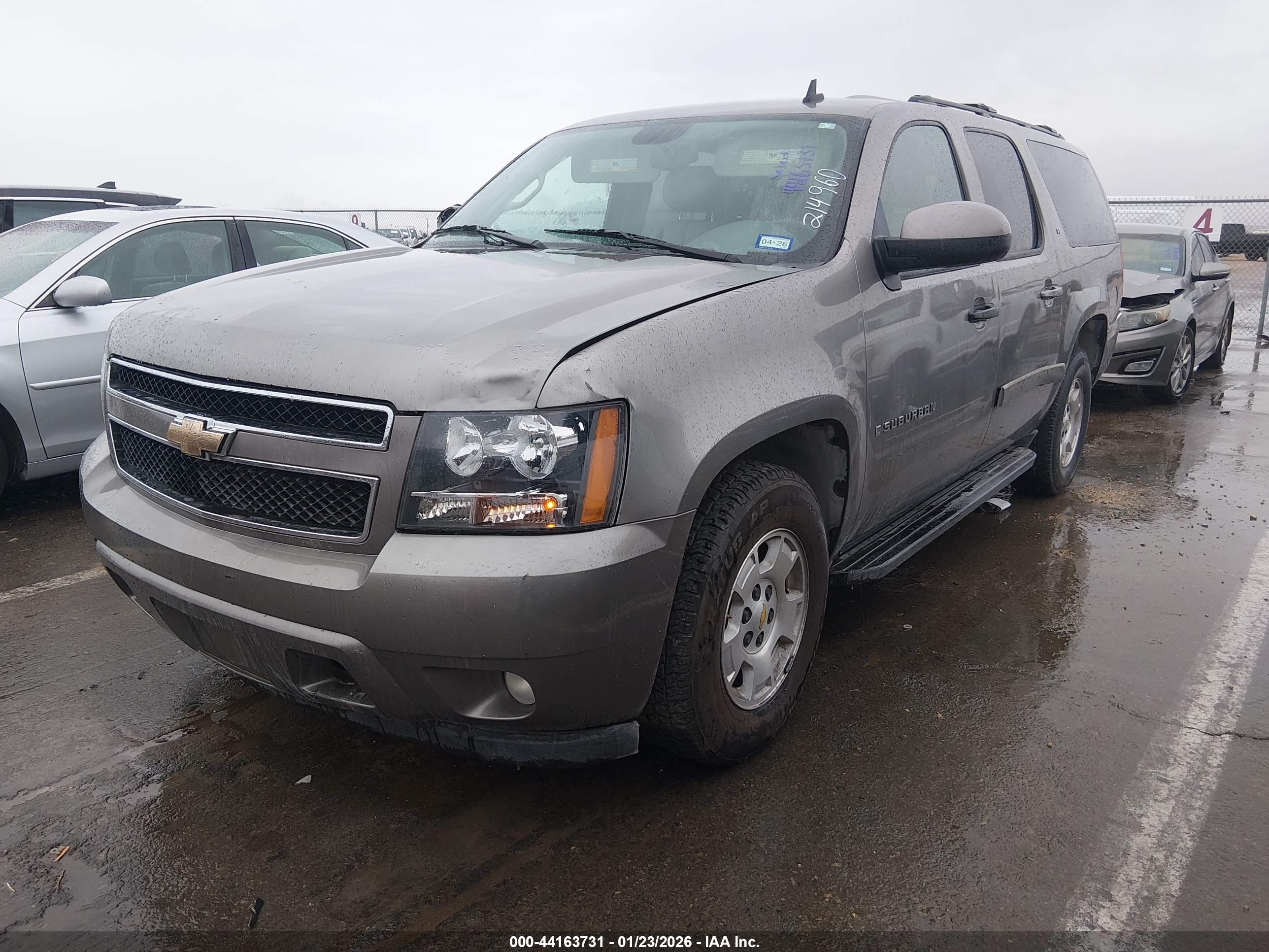 CHEVROLET SUBURBAN image 2