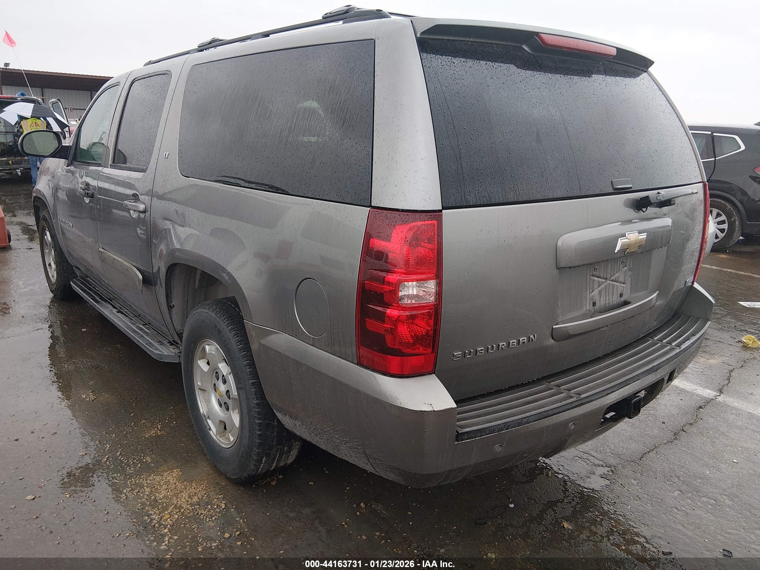 CHEVROLET SUBURBAN image 3