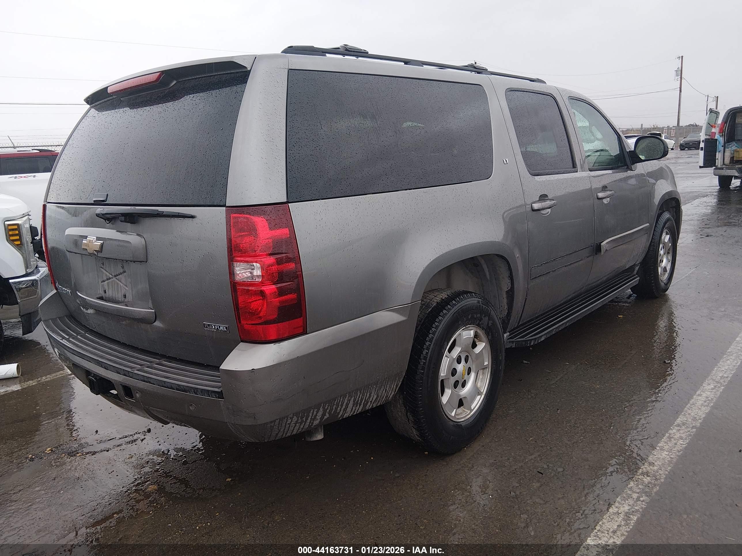 CHEVROLET SUBURBAN image 4
