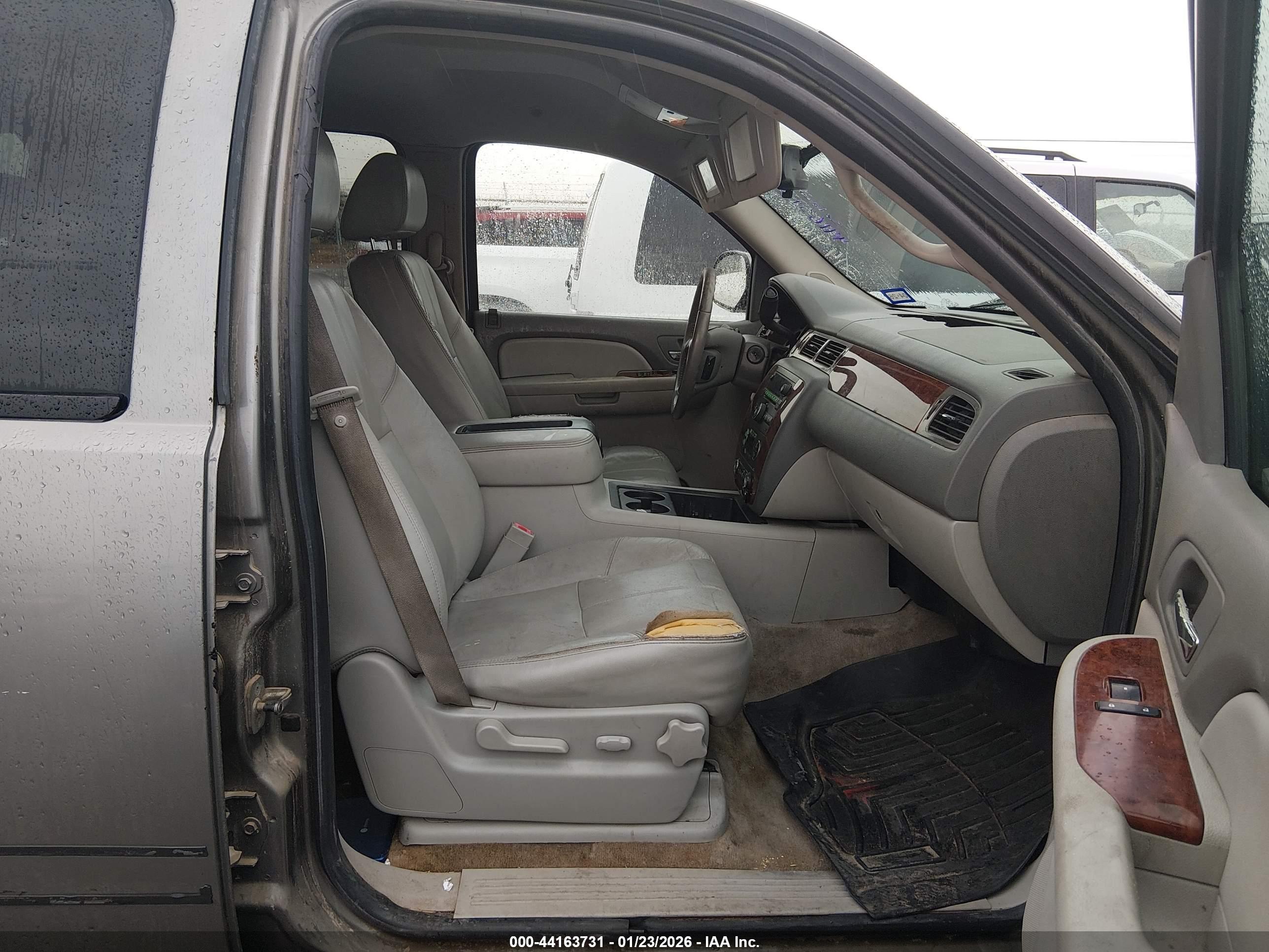 CHEVROLET SUBURBAN image 5
