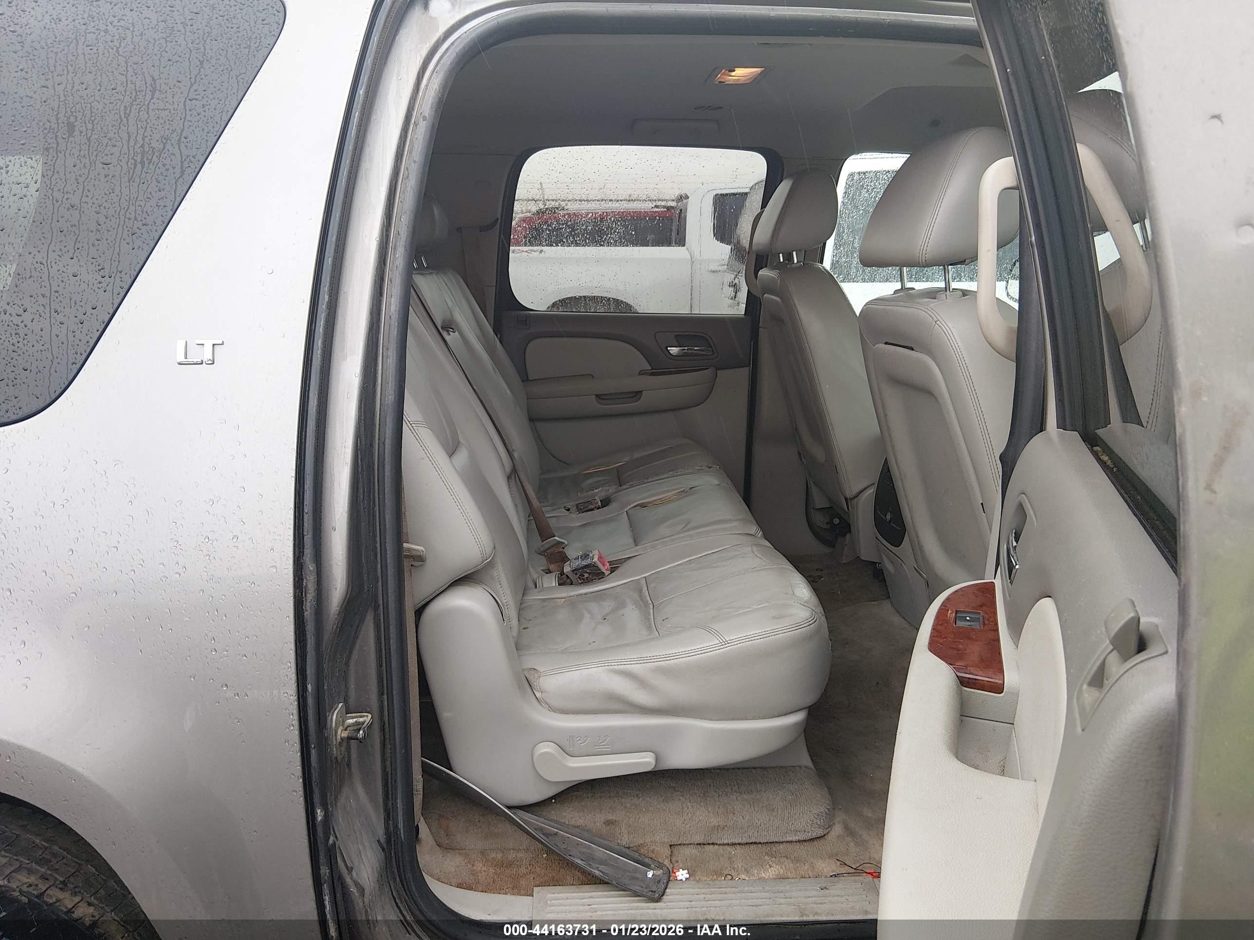 CHEVROLET SUBURBAN image 8