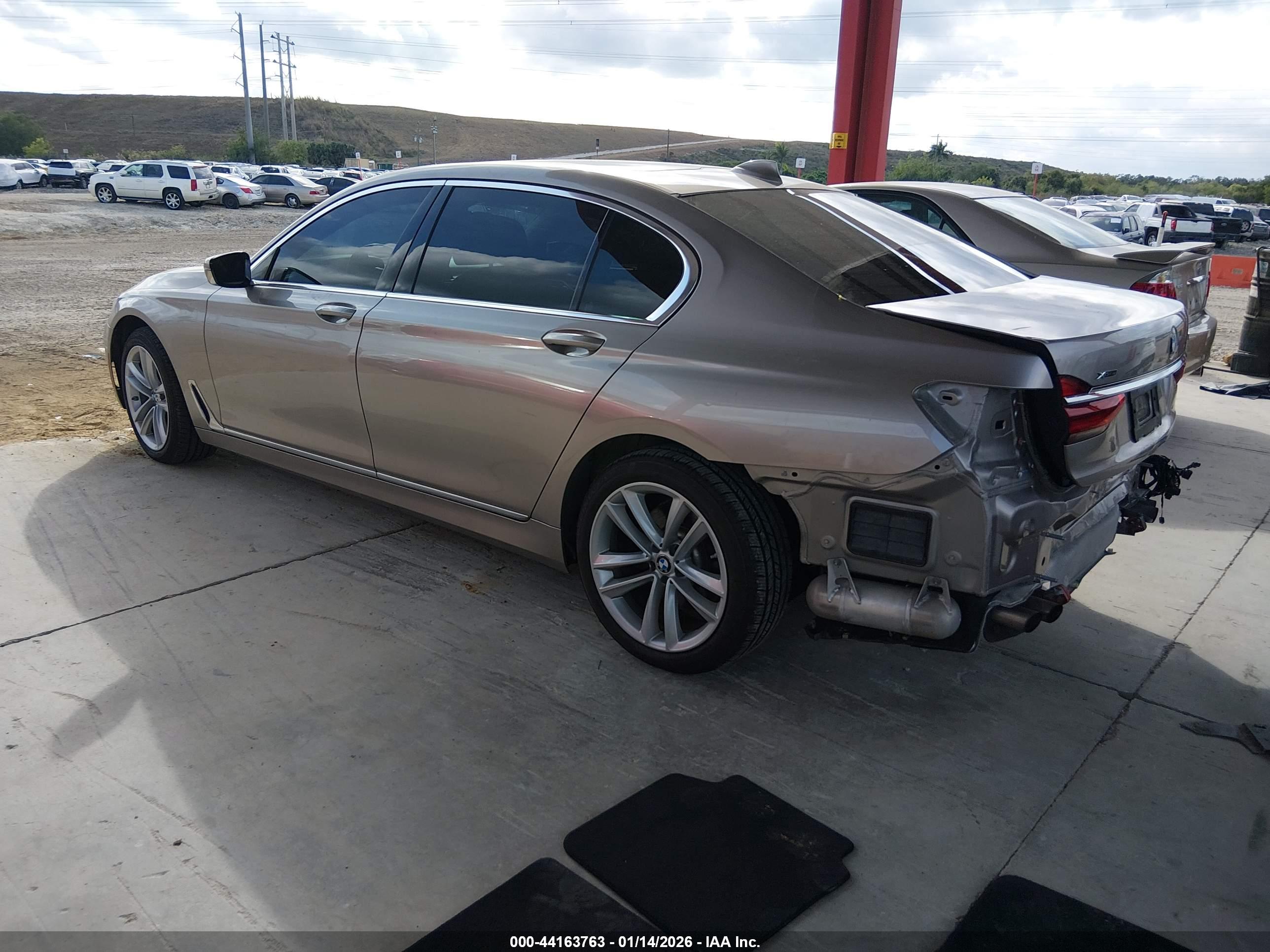 BMW 750I image 3