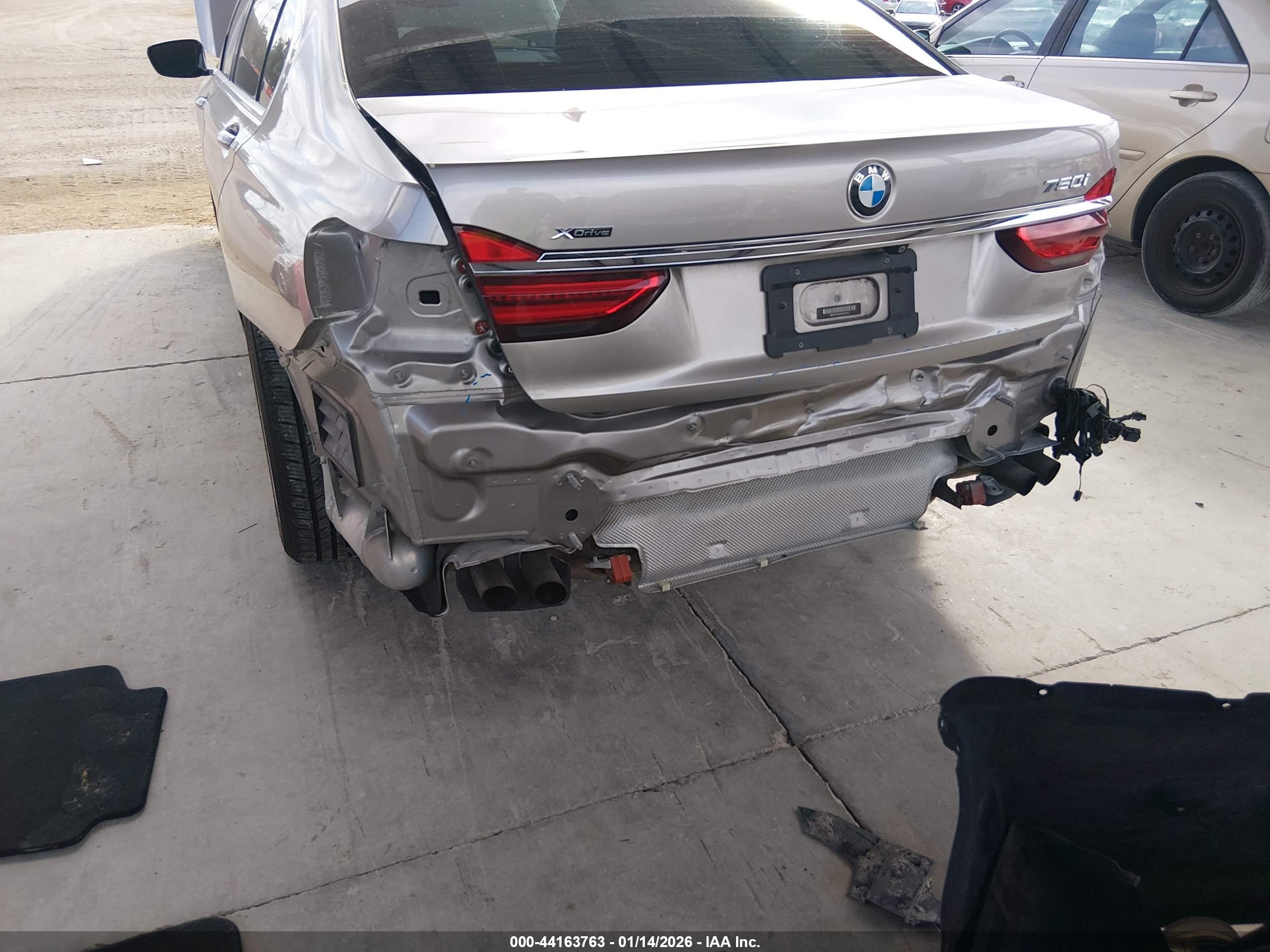 BMW 750I image 6