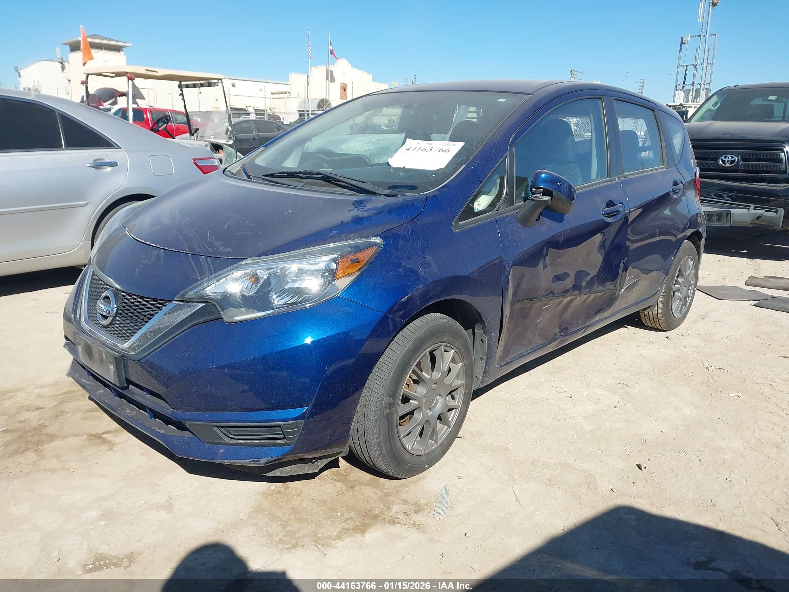 NISSAN VERSA image 2