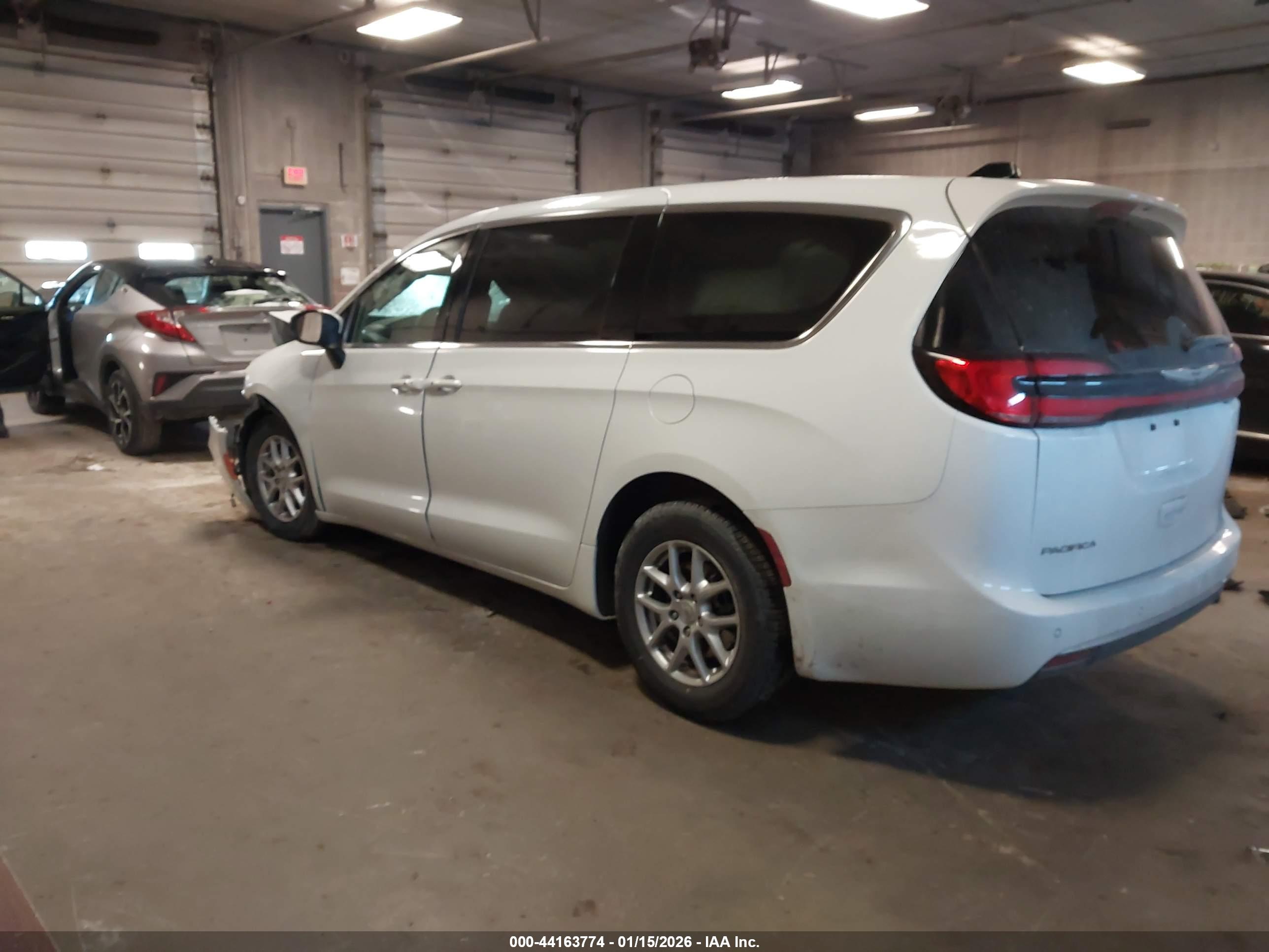 CHRYSLER PACIFICA image 3