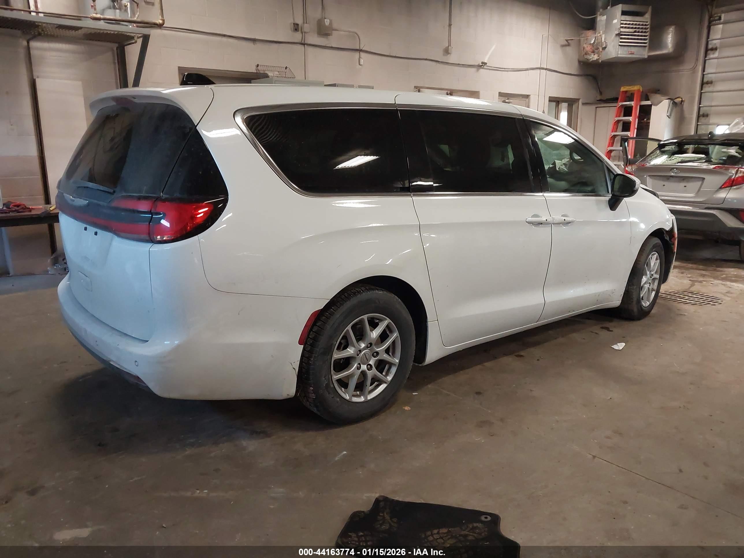 CHRYSLER PACIFICA image 4