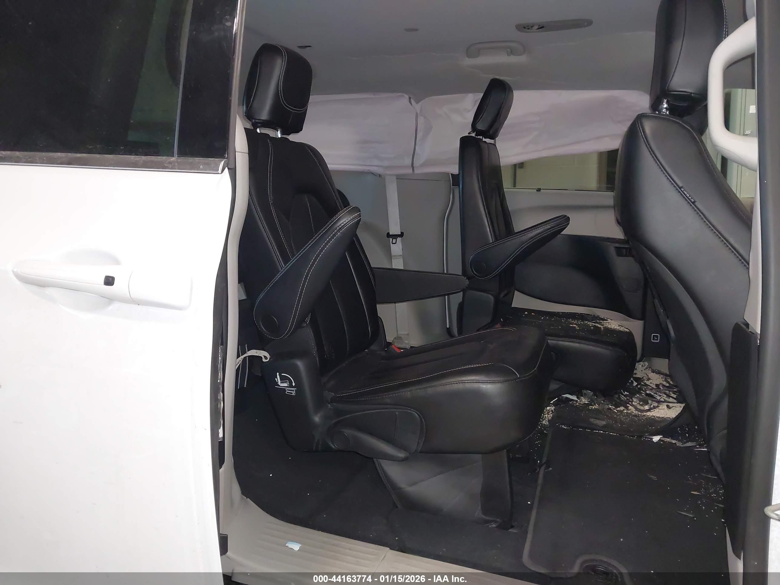 CHRYSLER PACIFICA image 8