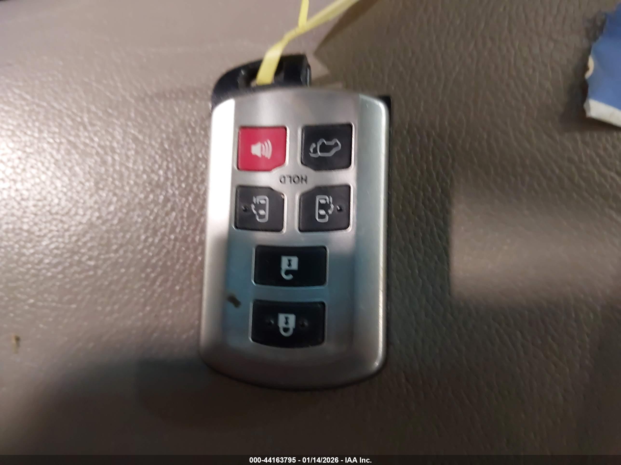 TOYOTA SIENNA image 11