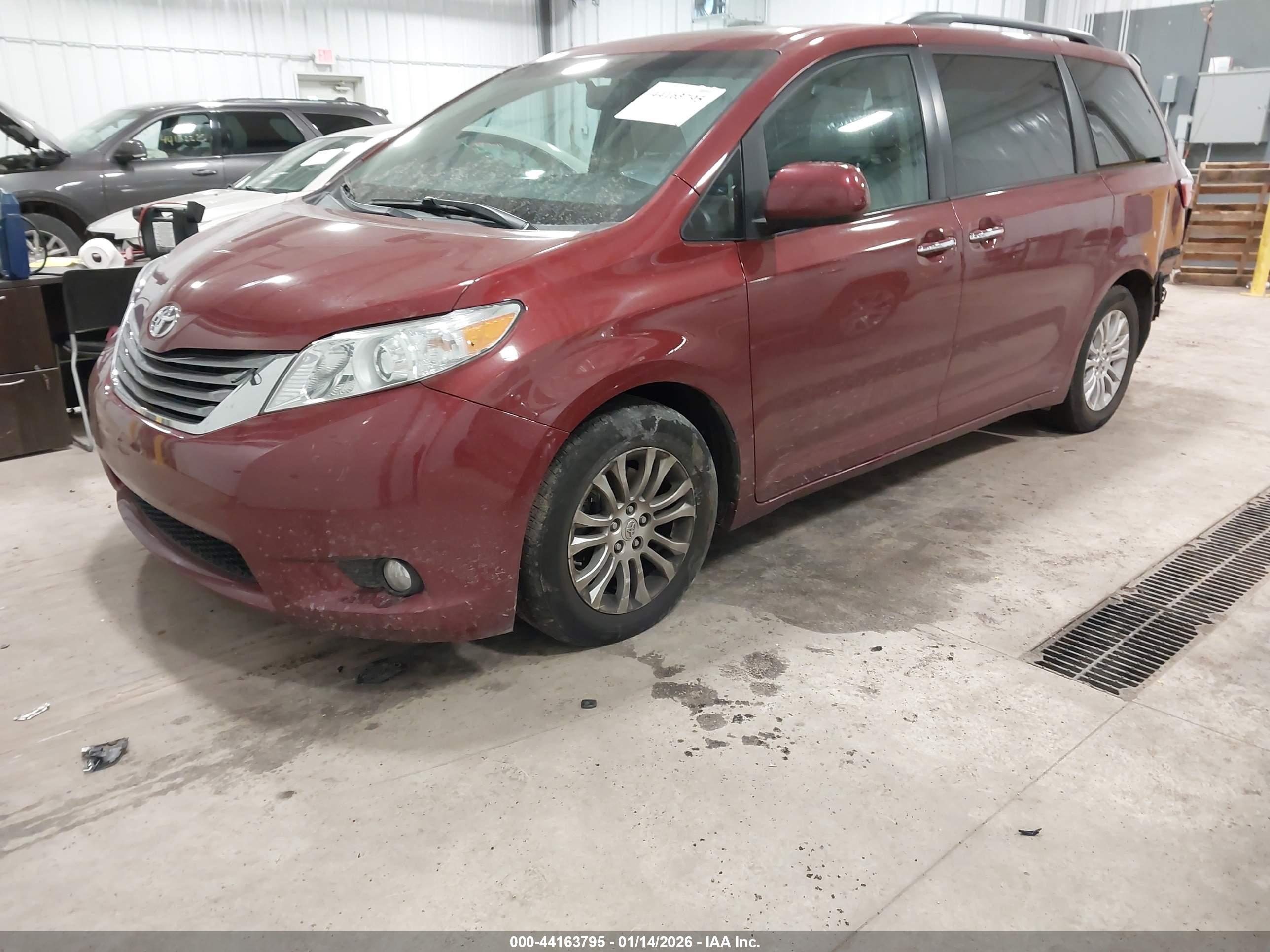 TOYOTA SIENNA image 2