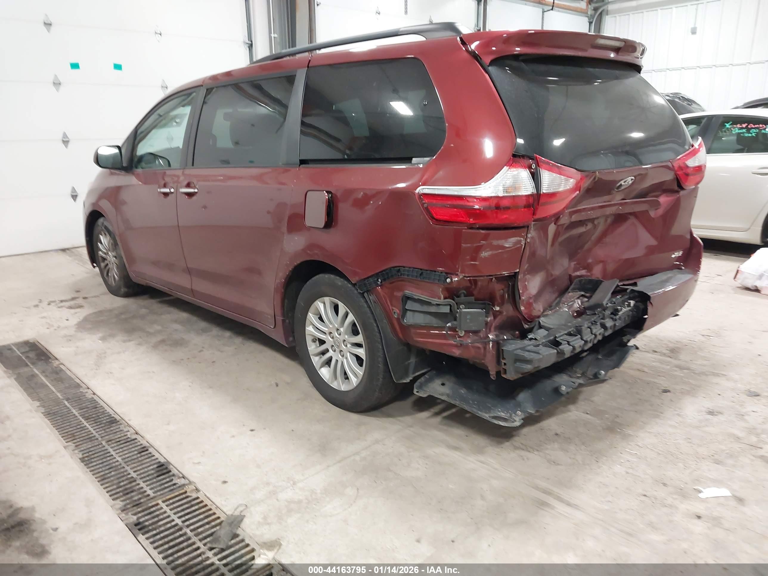 TOYOTA SIENNA image 3