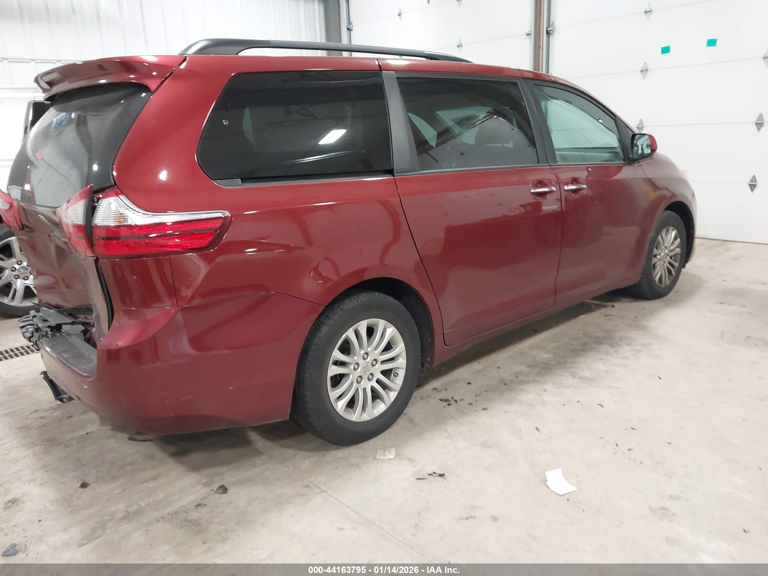 TOYOTA SIENNA image 4