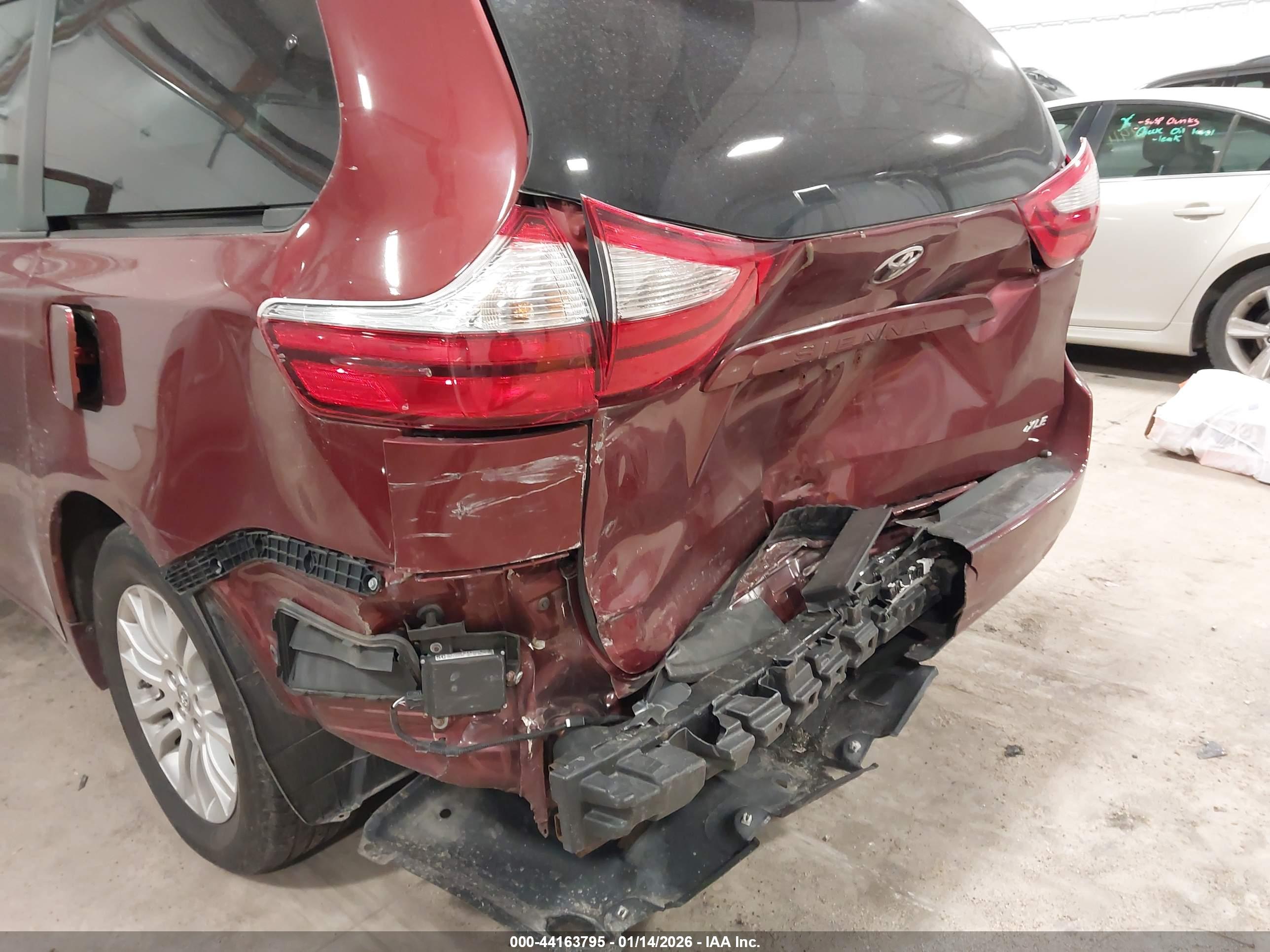 TOYOTA SIENNA image 6