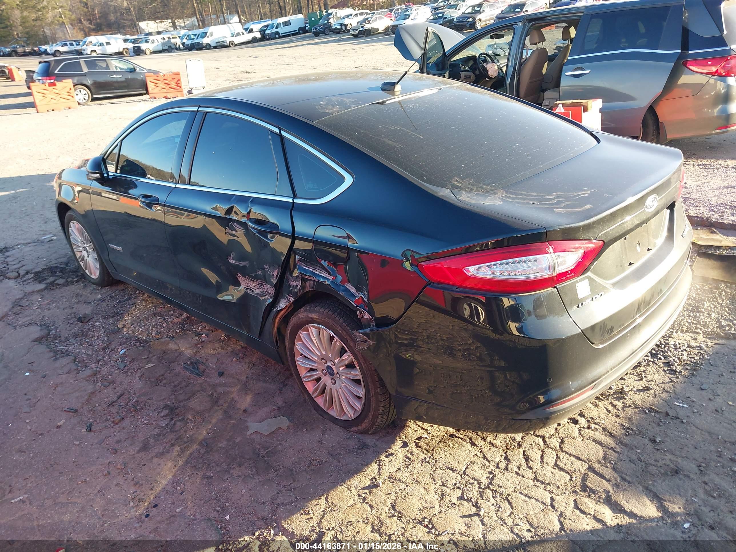 FORD FUSION image 3