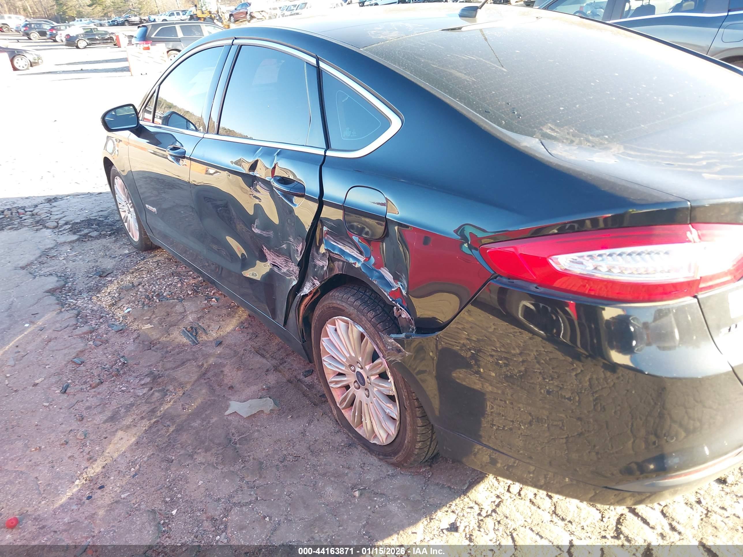FORD FUSION image 6