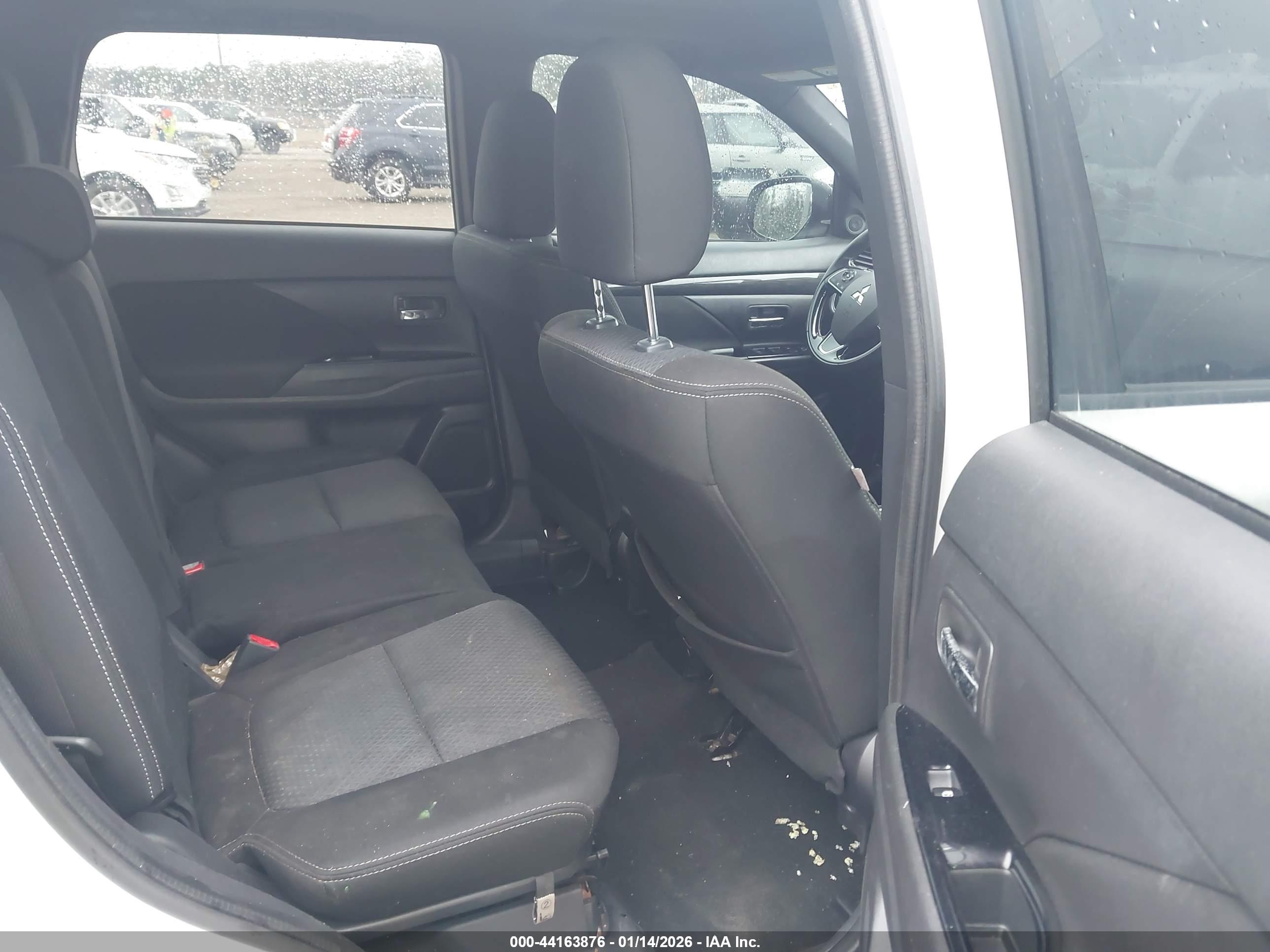 MITSUBISHI OUTLANDER image 8