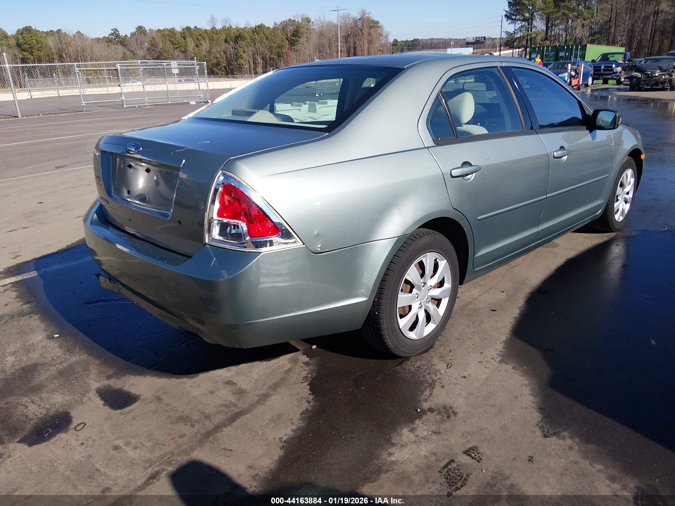 FORD FUSION image 4