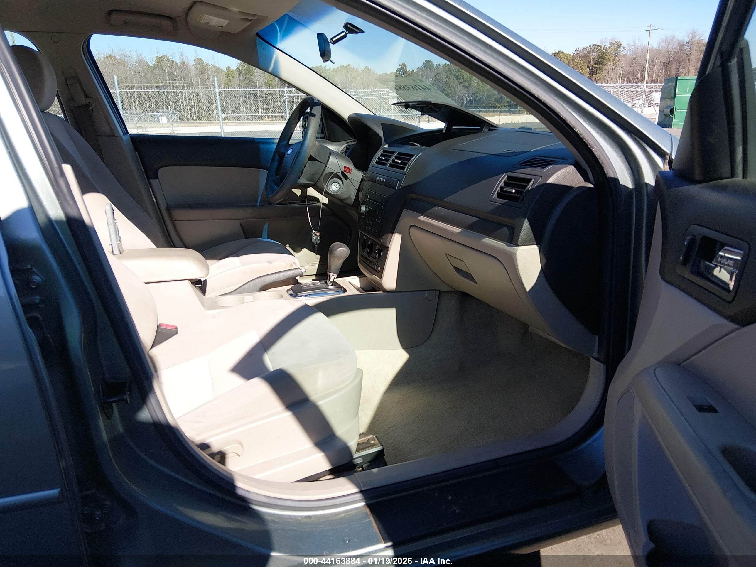 FORD FUSION image 5