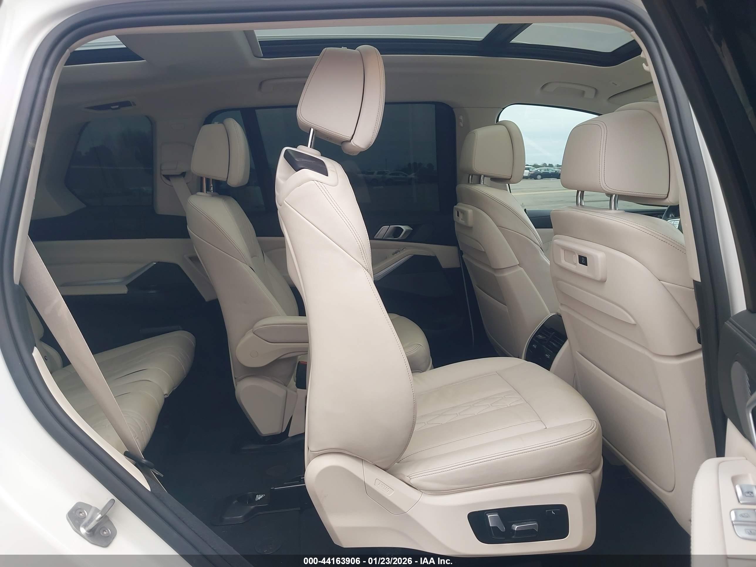 BMW X7 image 8