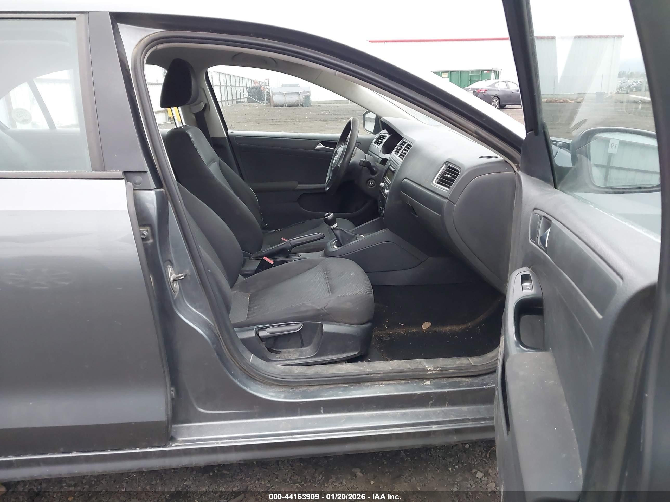 VOLKSWAGEN JETTA image 5