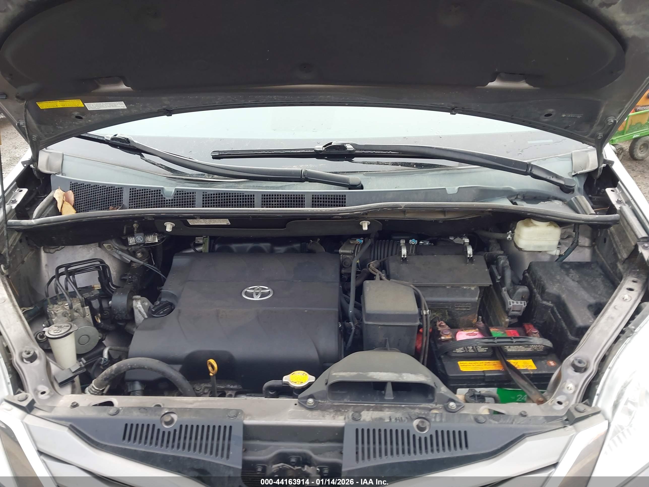 TOYOTA SIENNA image 10