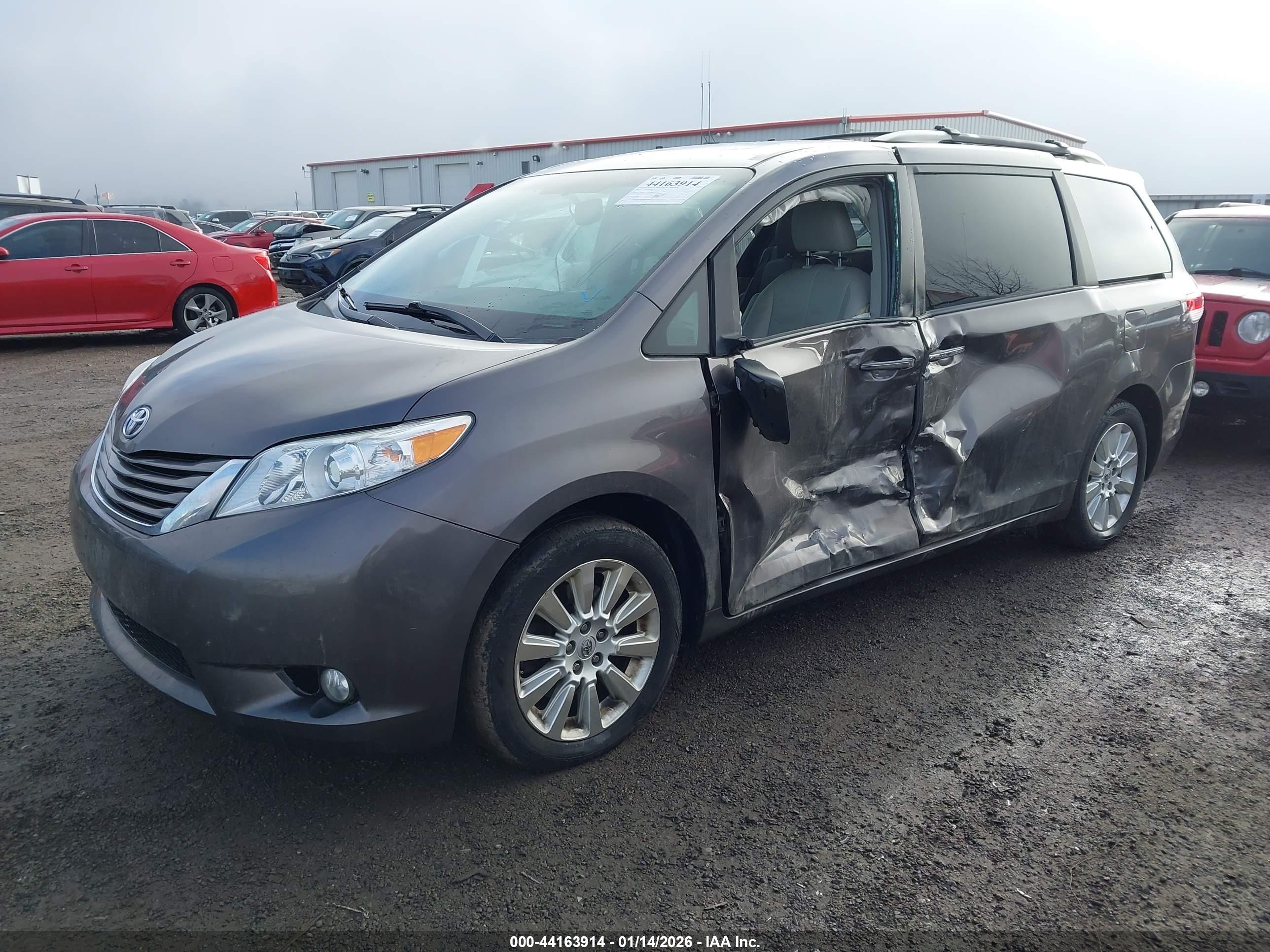 TOYOTA SIENNA image 2