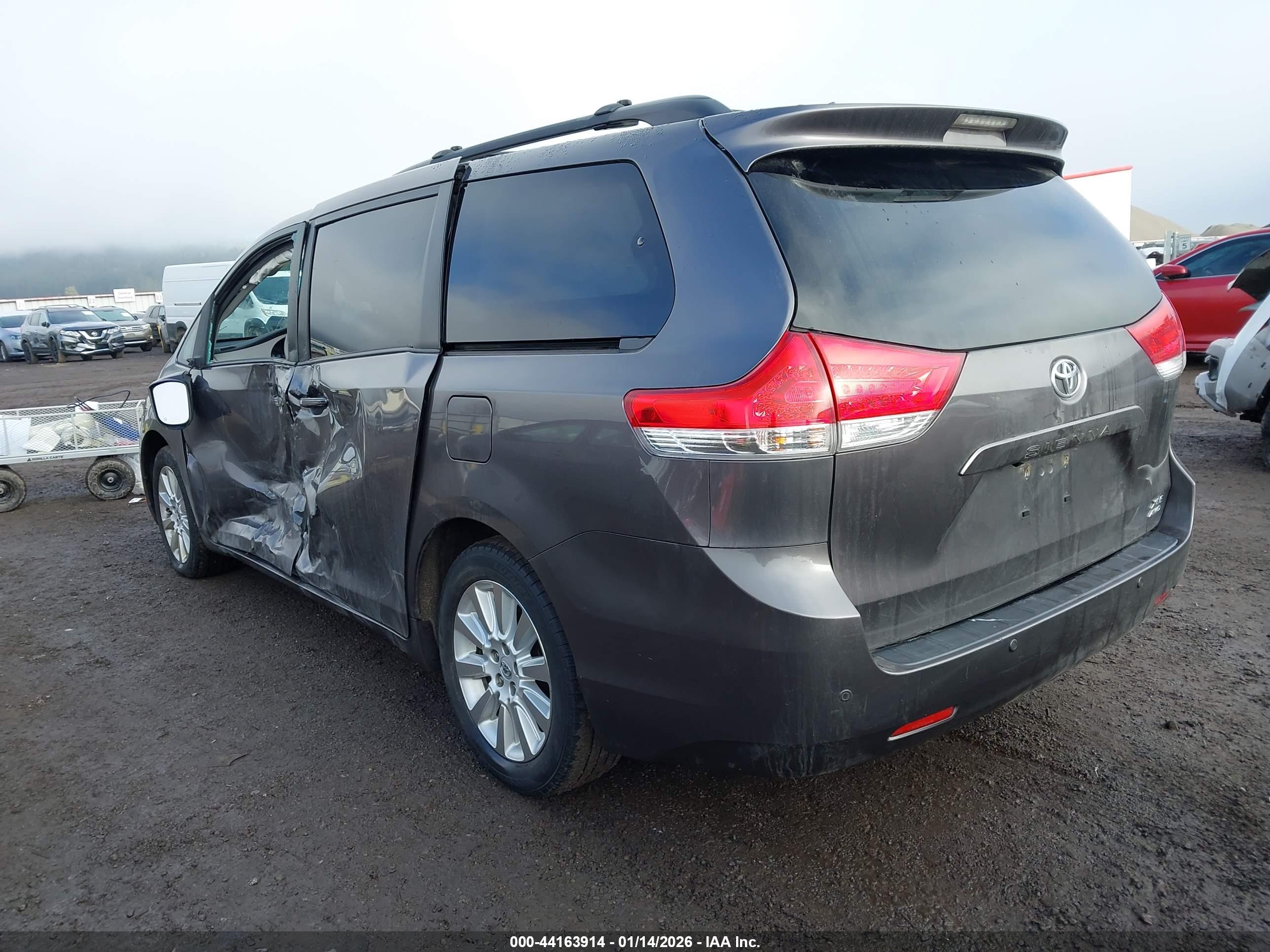 TOYOTA SIENNA image 3