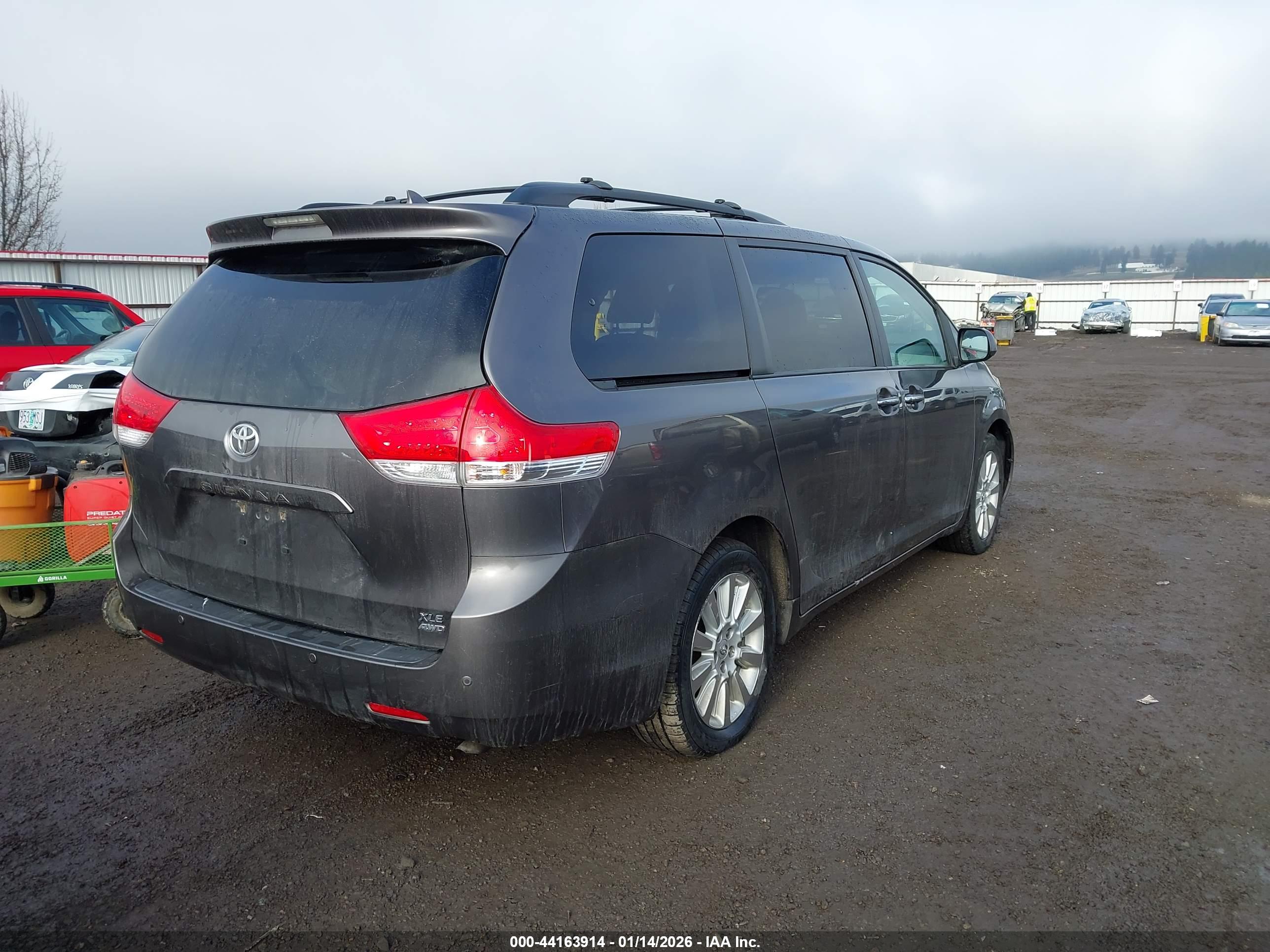 TOYOTA SIENNA image 4
