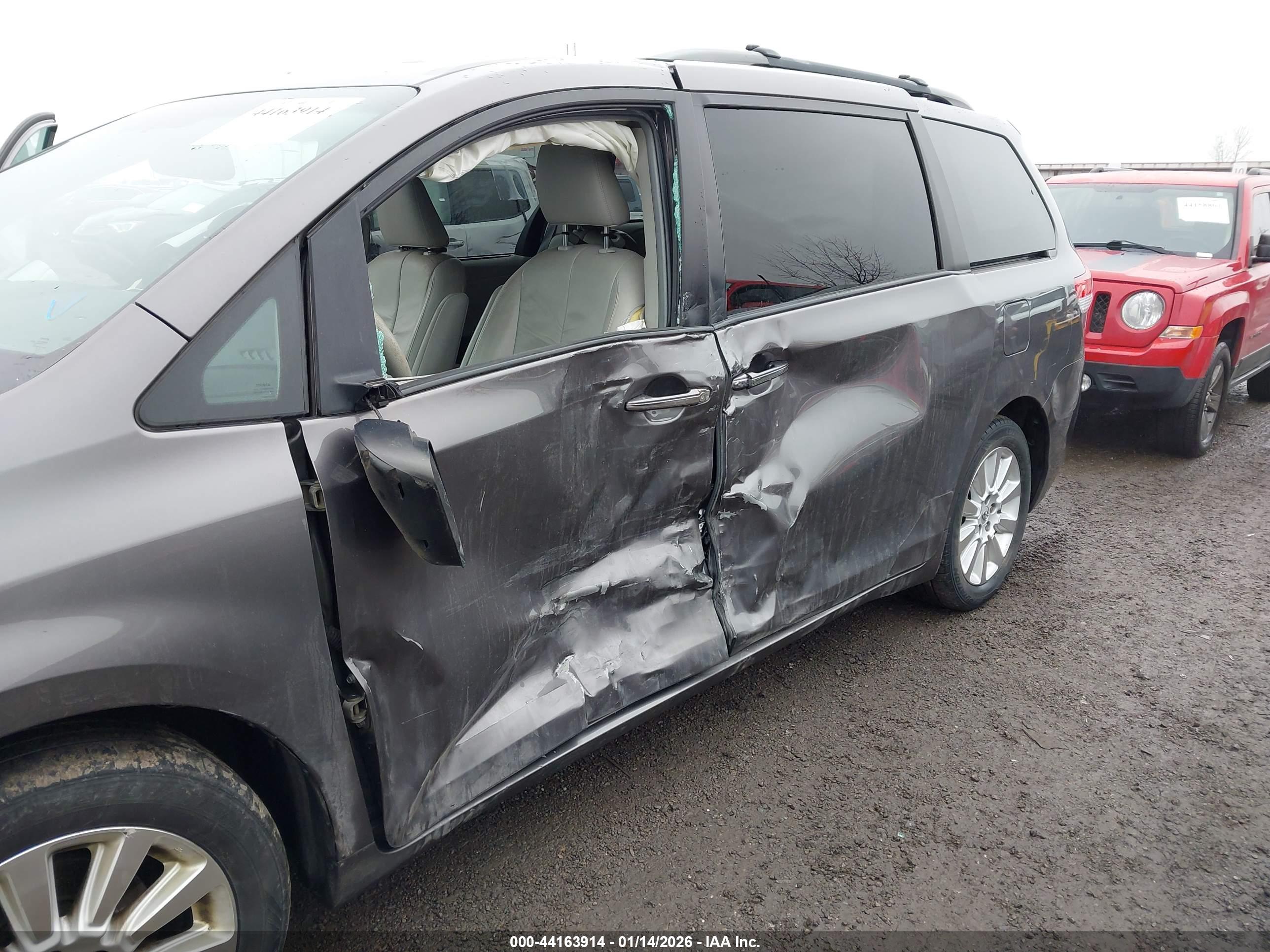 TOYOTA SIENNA image 6