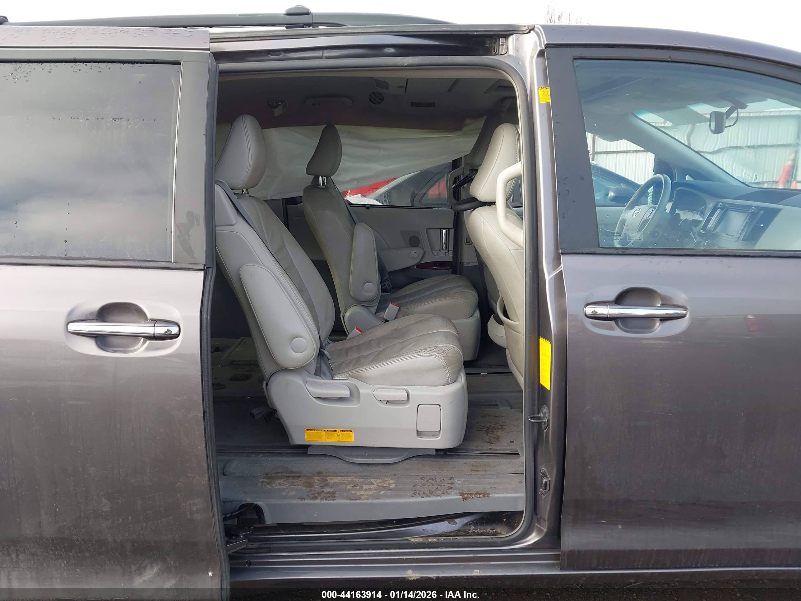 TOYOTA SIENNA image 8