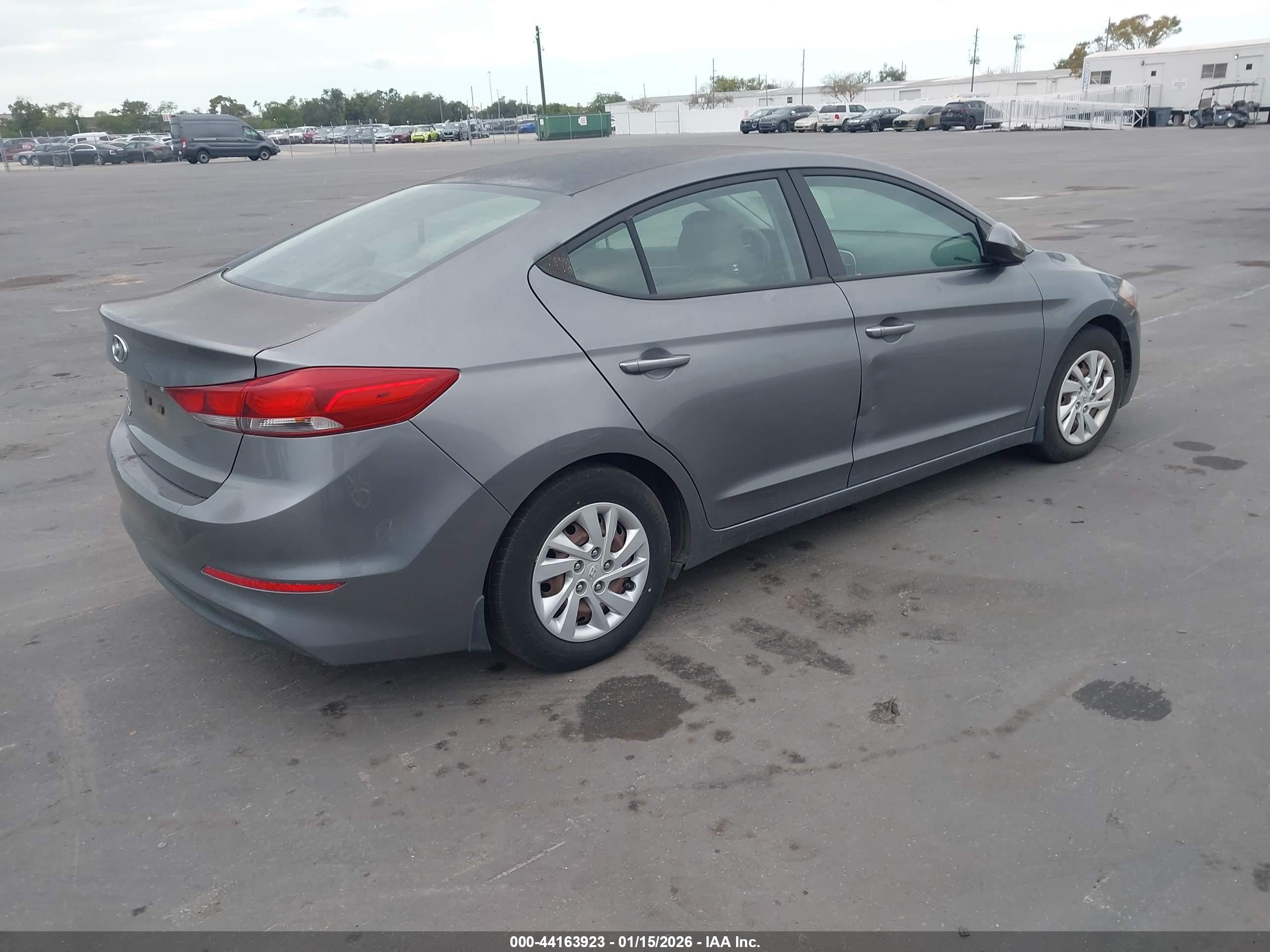 HYUNDAI ELANTRA image 4