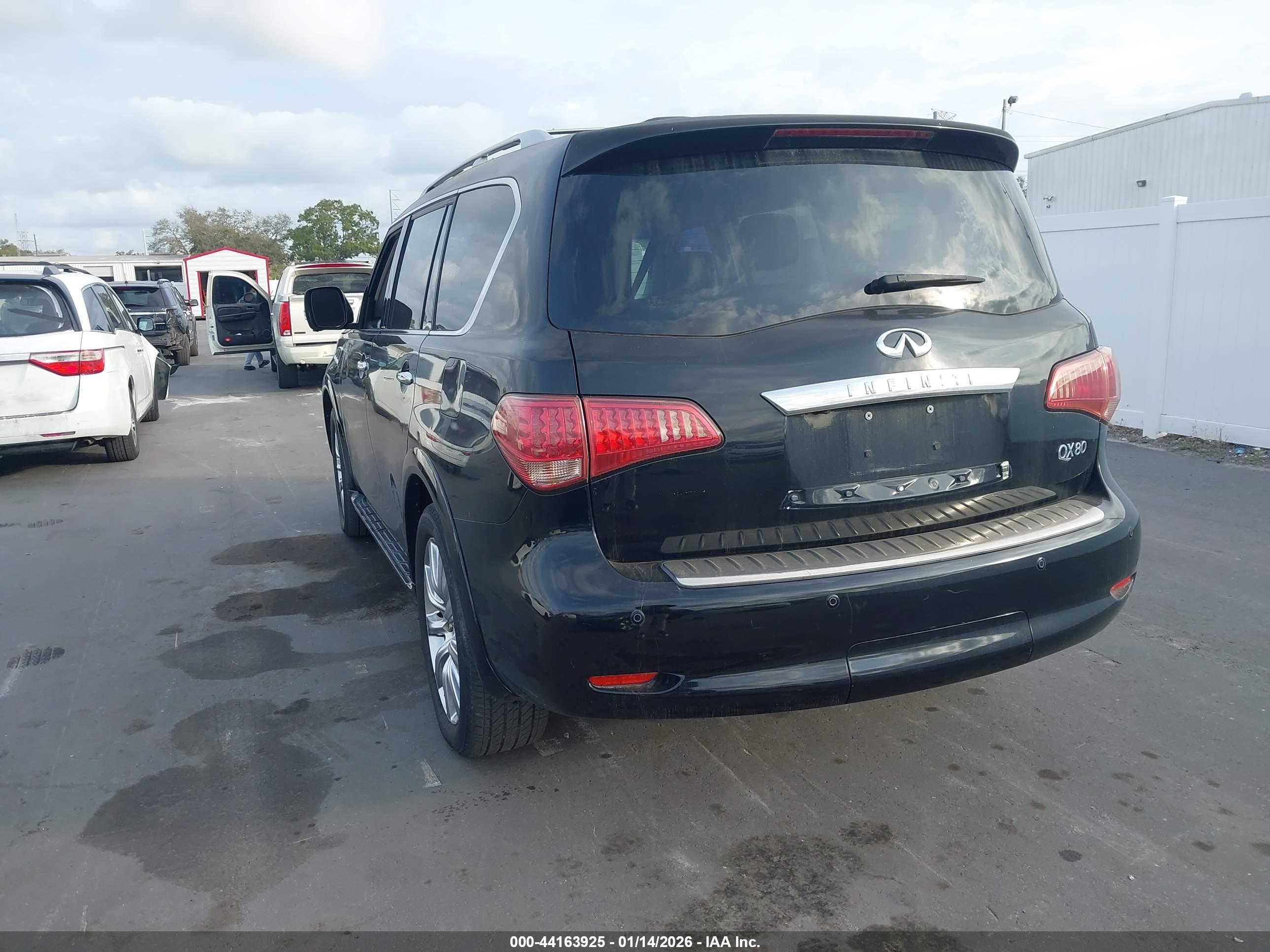 INFINITI QX56 image 3