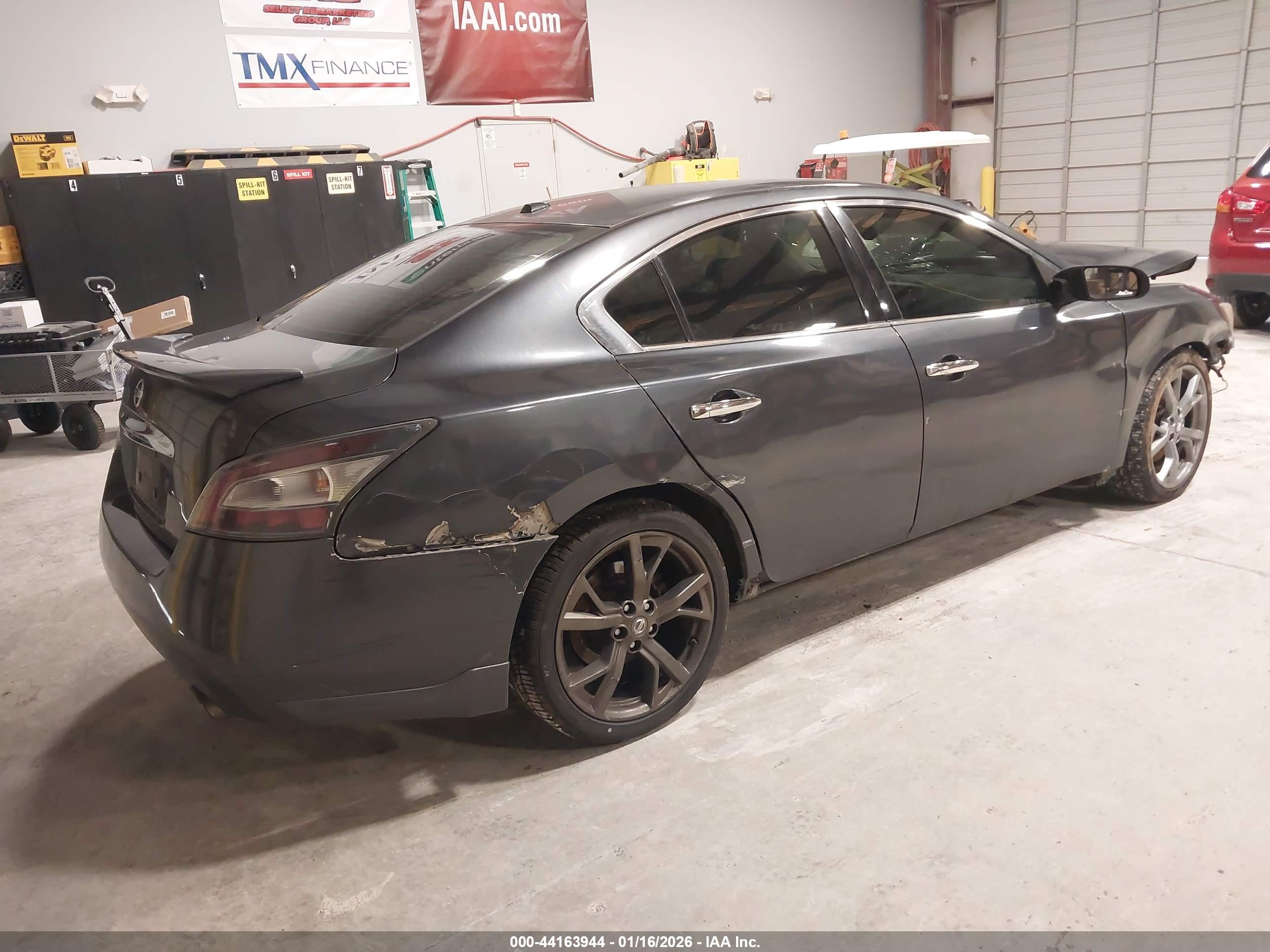 NISSAN MAXIMA image 4